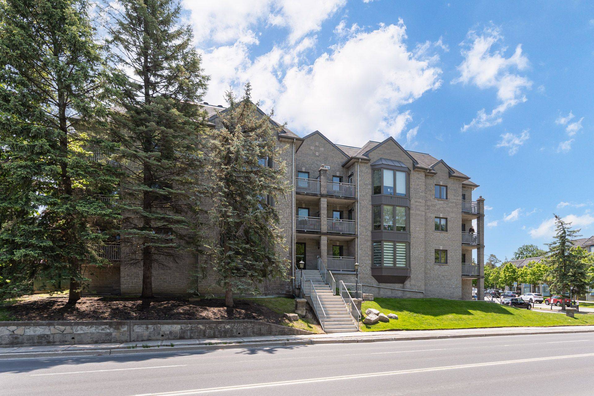 Aurora, ON L4G 2S1,21 George ST #204