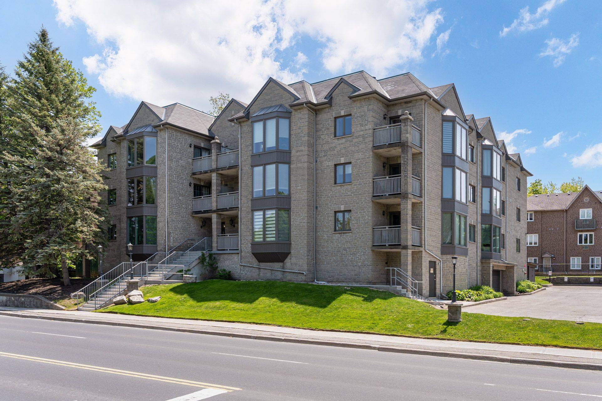 Aurora, ON L4G 2S1,21 George ST #204