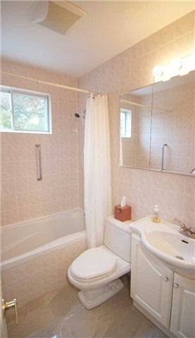 Aurora, ON L4G 2G1,8 Corbett CRES #Main Fl