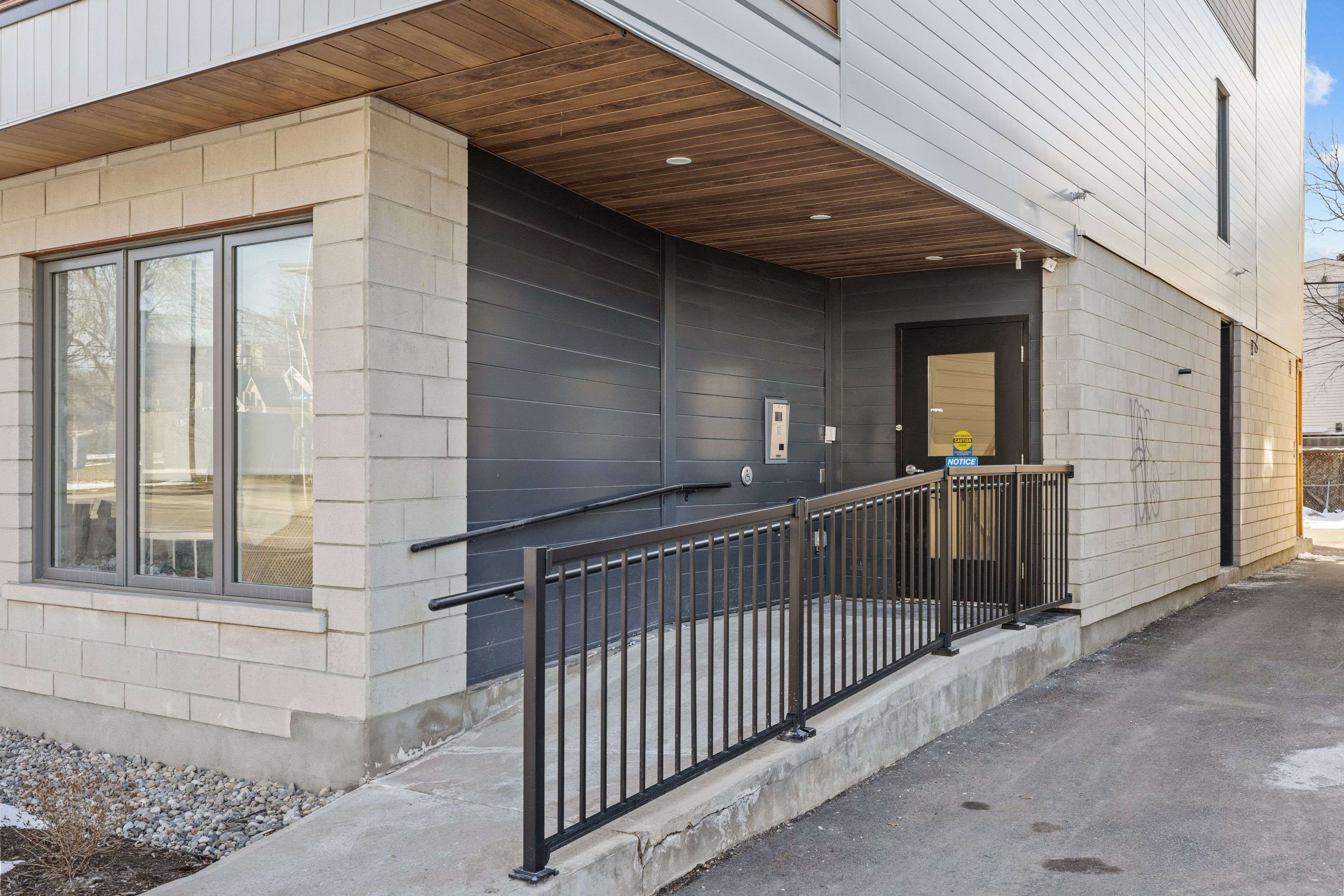 Ottawa Centre, ON K1R 5P1,506 Gladstone AVE #B02