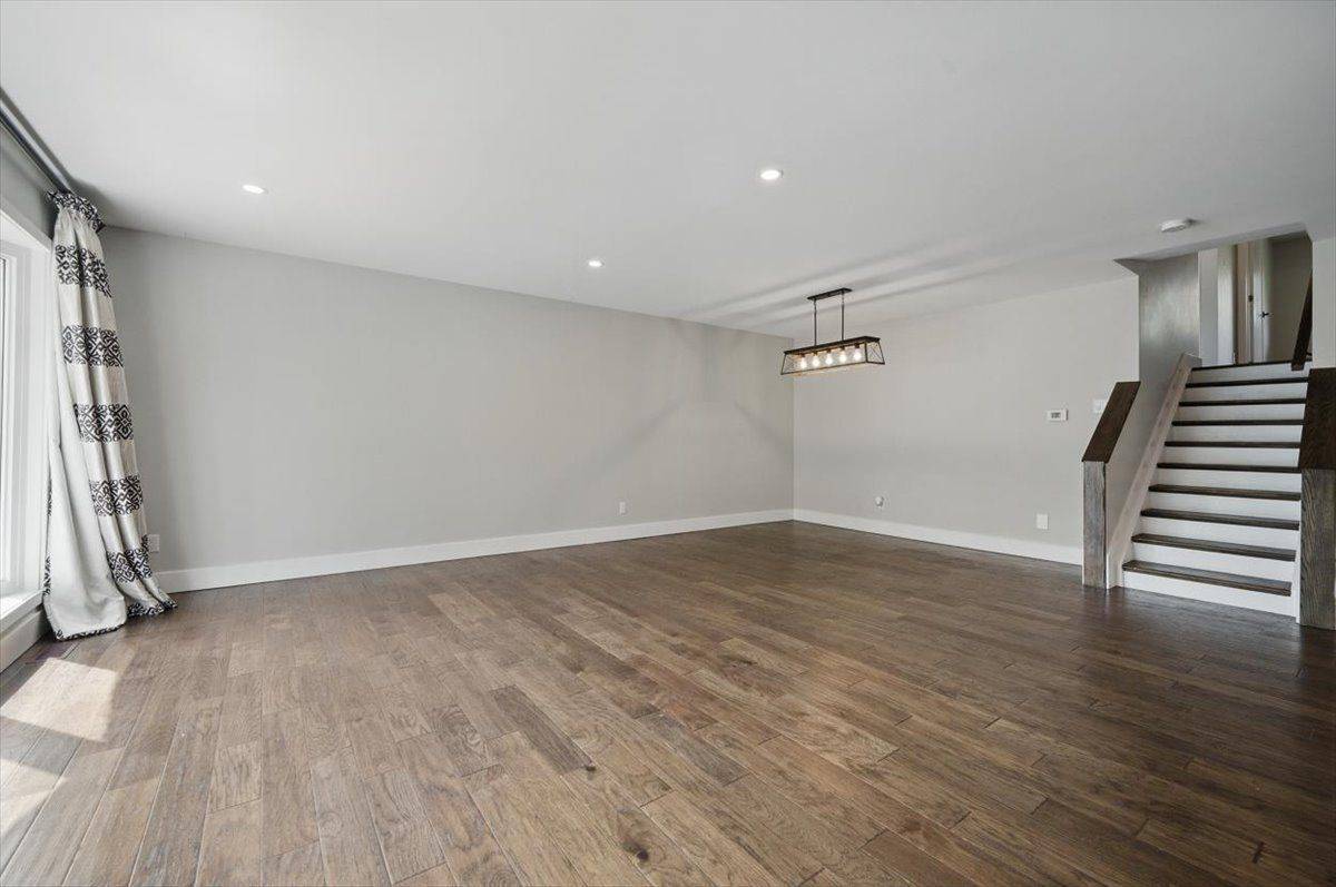 Elmvale Acres And Area, ON K1G 1G5,2114 Balharrie AVE