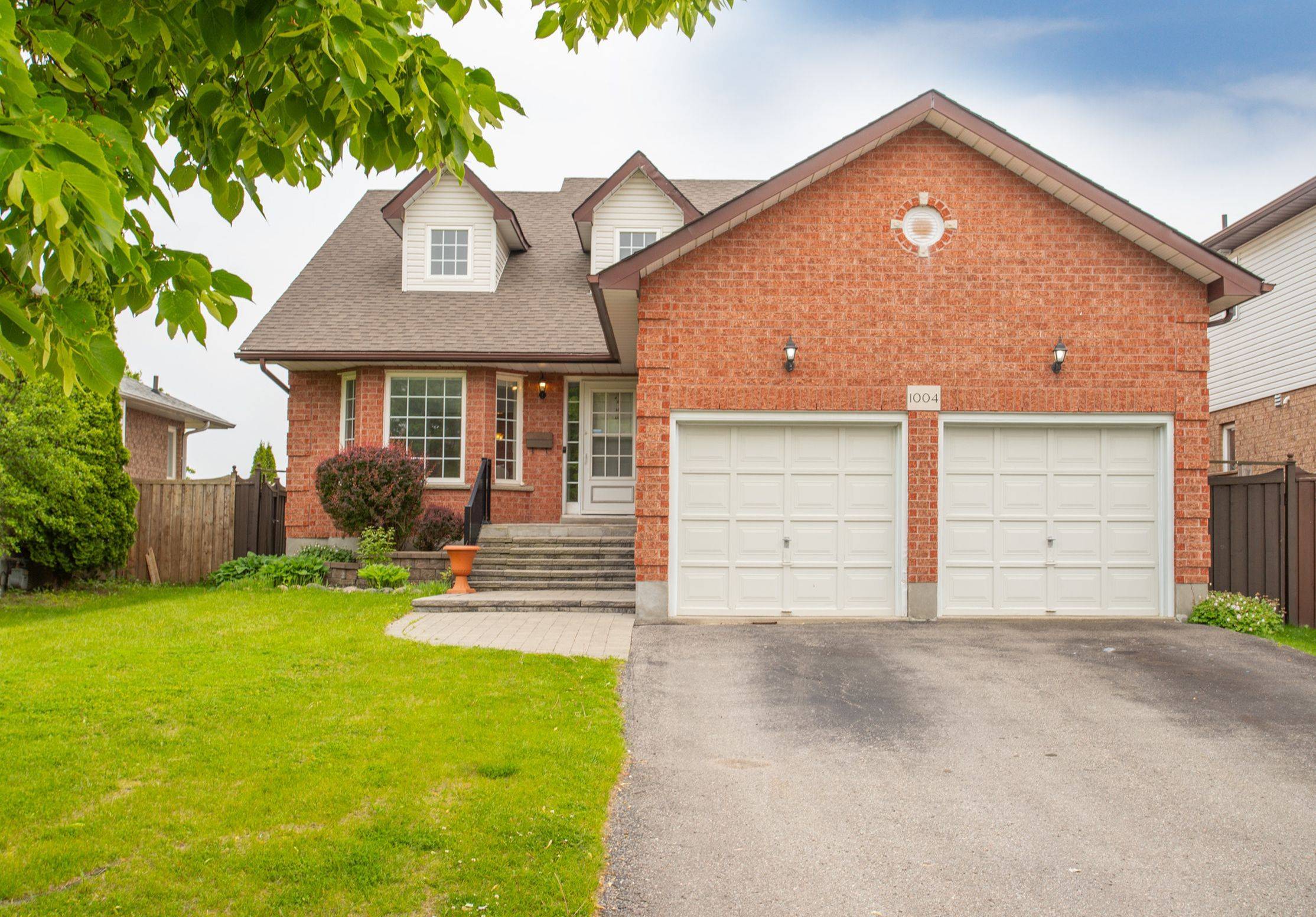 1004 Catskill DR, Oshawa, ON L1J 8N7