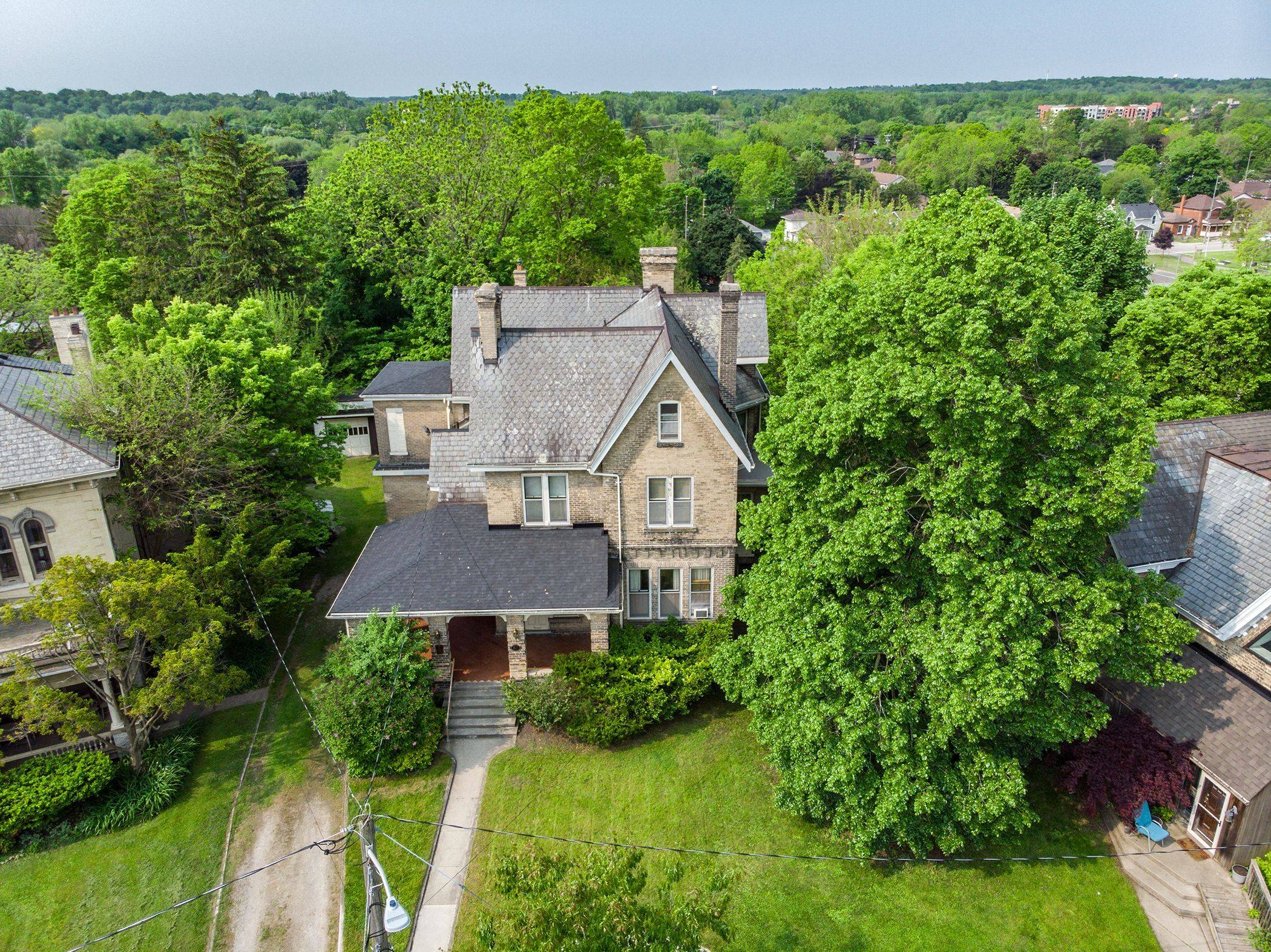 Brantford, ON N3T 4L7,52 LORNE CRES