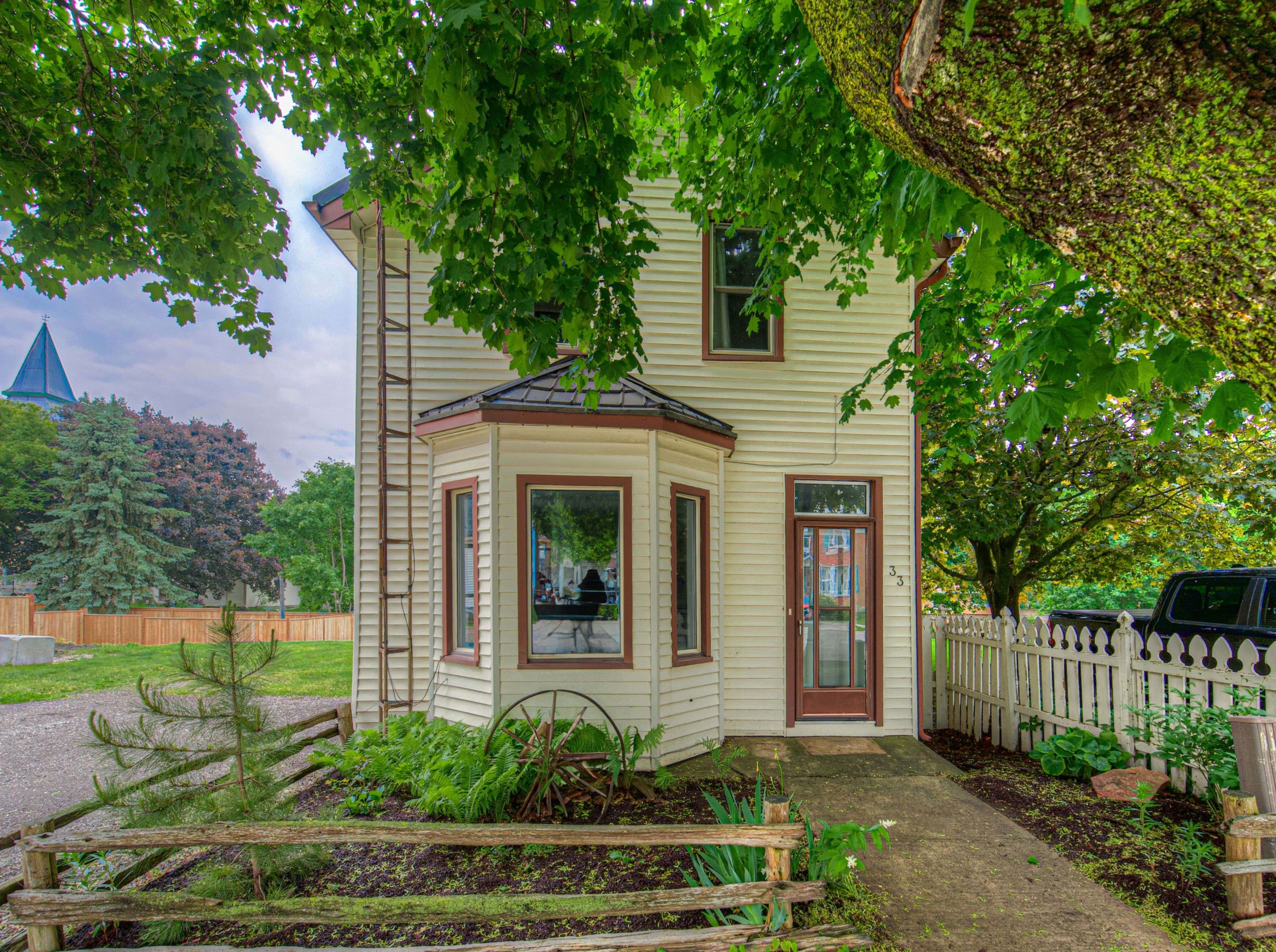 Mapleton, ON N0G 2K0,33 Mcgivern ST