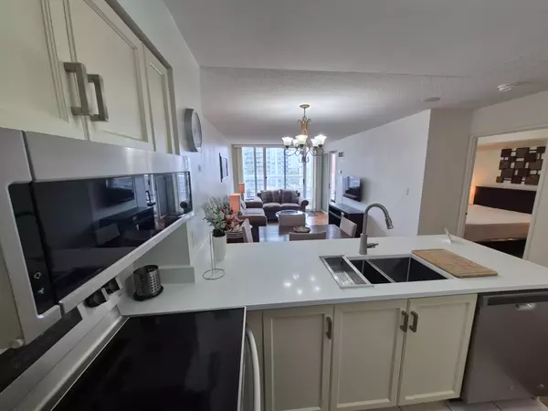 Toronto C10, ON M4P 1A2,43 Eglinton AVE E #1807