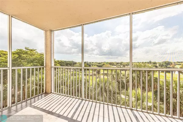 Plantation, FL 33324,250 Jacaranda Dr #607