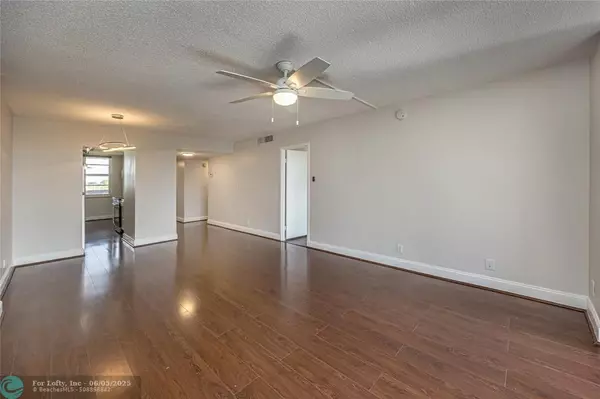 Plantation, FL 33324,250 Jacaranda Dr #607
