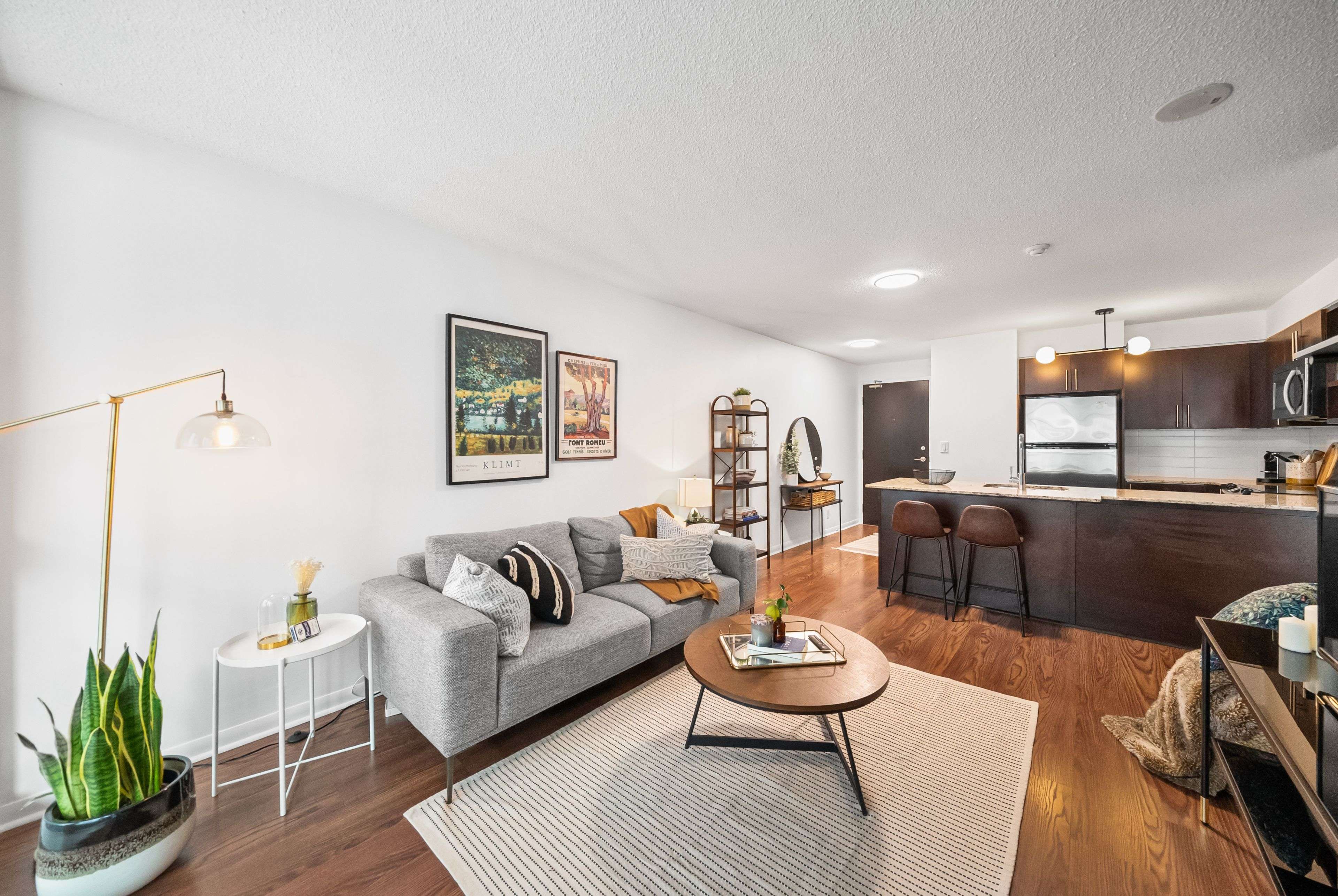 Toronto C01, ON M5T 1V2,96 St Patrick ST #903