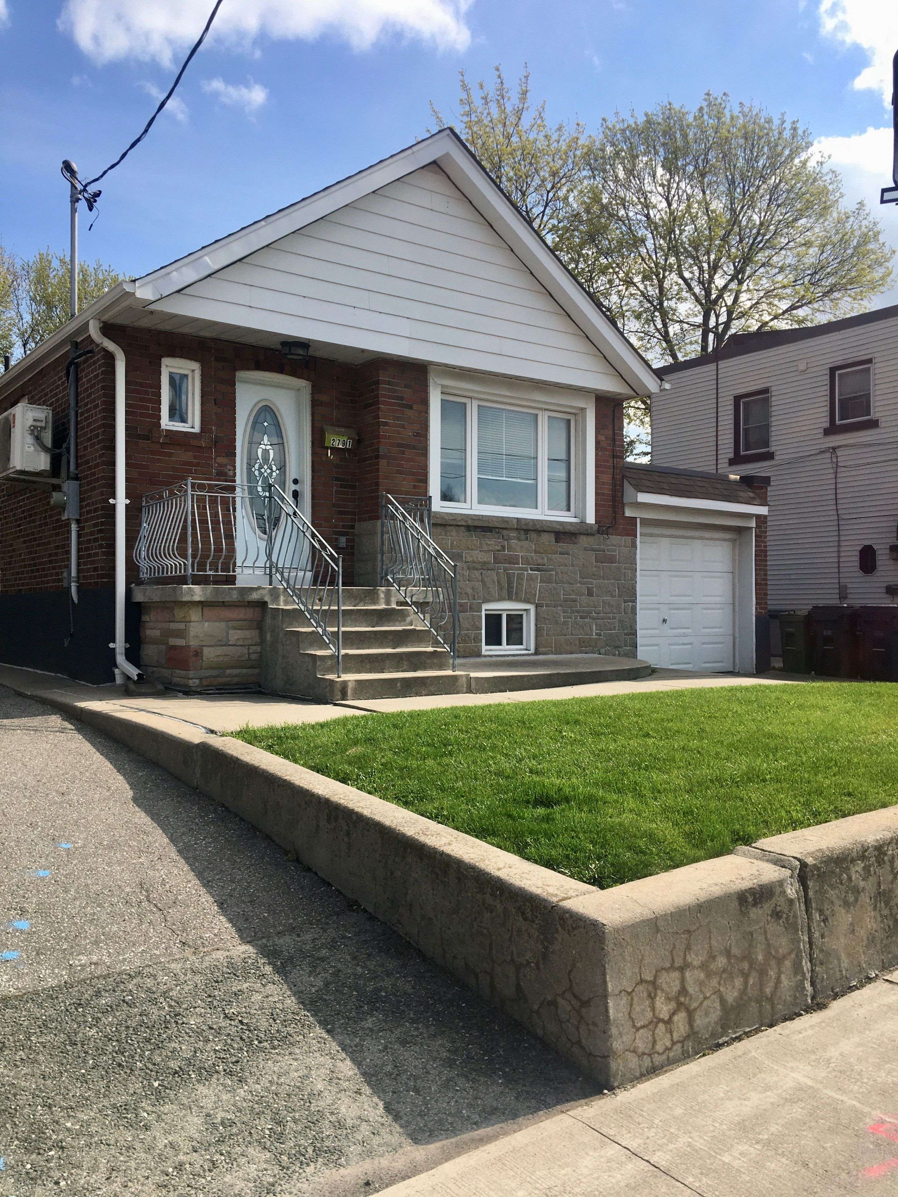 Toronto E03, ON M4B 1N1,2791 St Clair AVE E