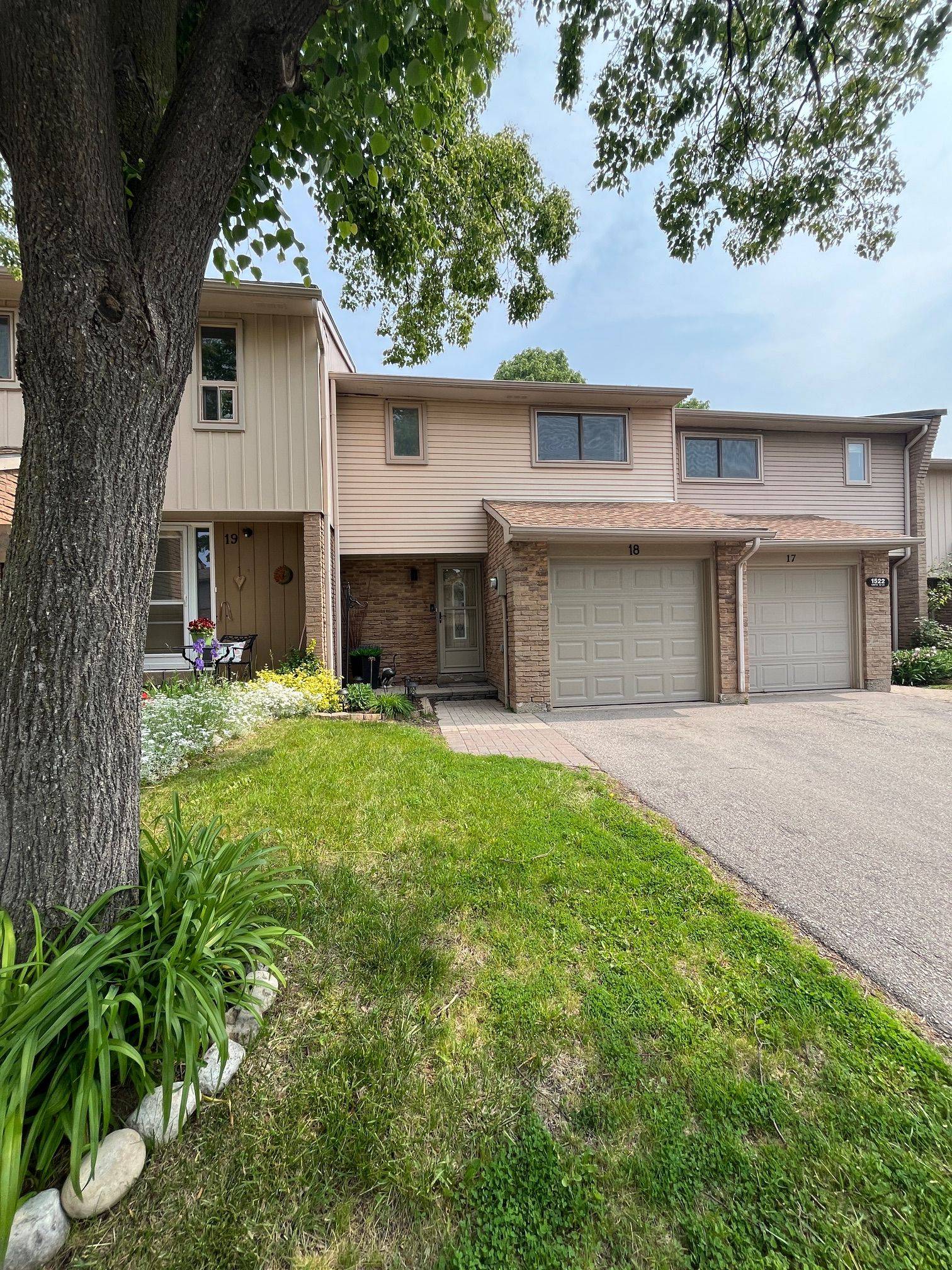1522 Lancaster DR #18, Oakville, ON L6H 2Z2