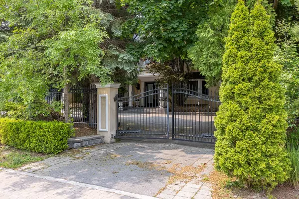 Toronto C12, ON M2L 2K2,88 Old Colony RD