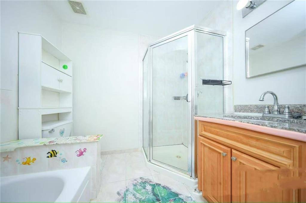 Staten  Island, NY 10305,51 Crestwater CT