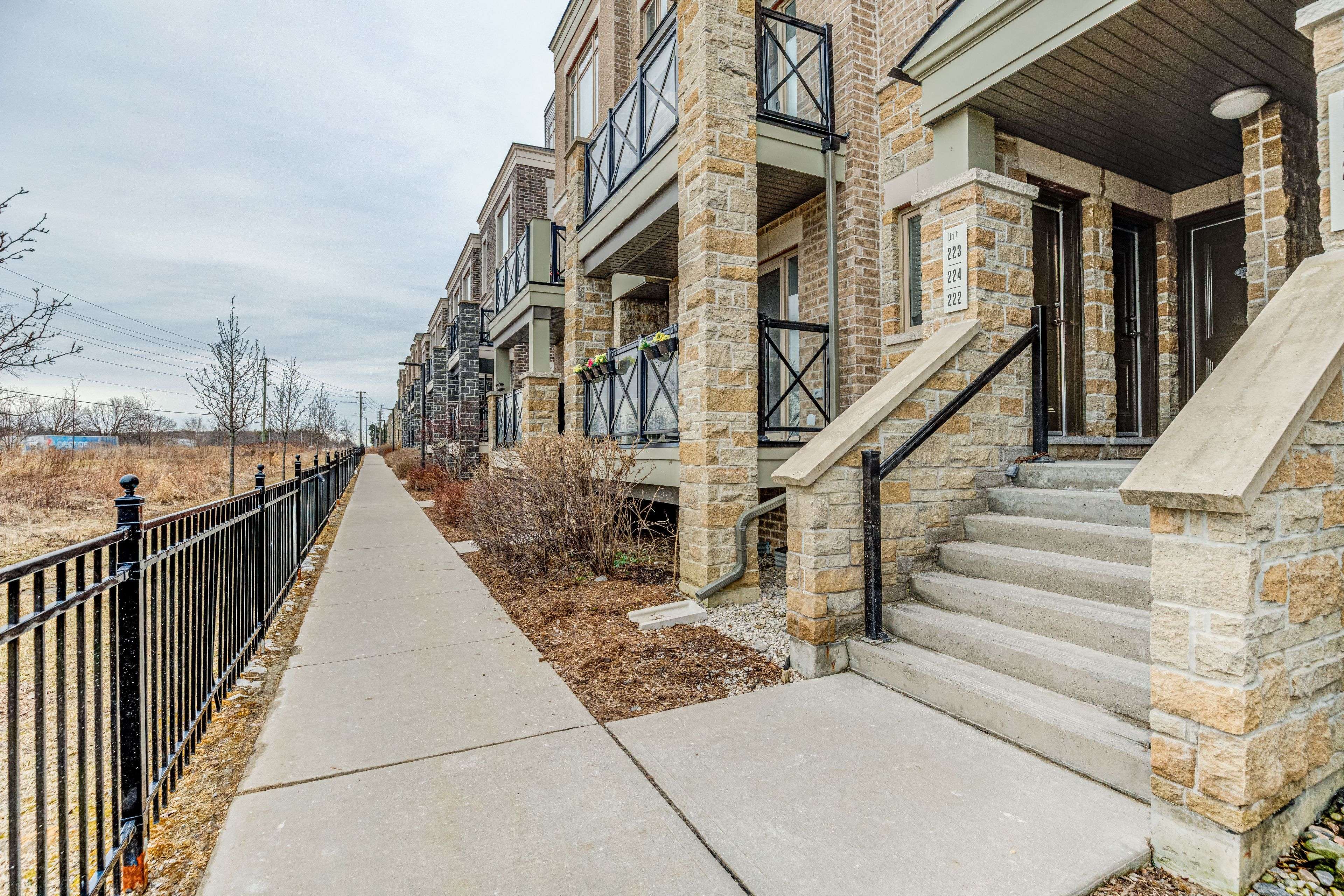 Markham, ON L6B 1N3,10 Dunsheath WAY #220