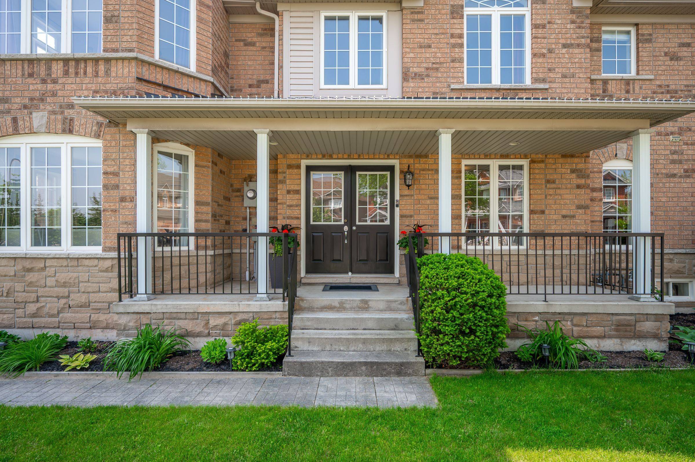 Oakville, ON L6M 5B1,2061 Redstone CRES