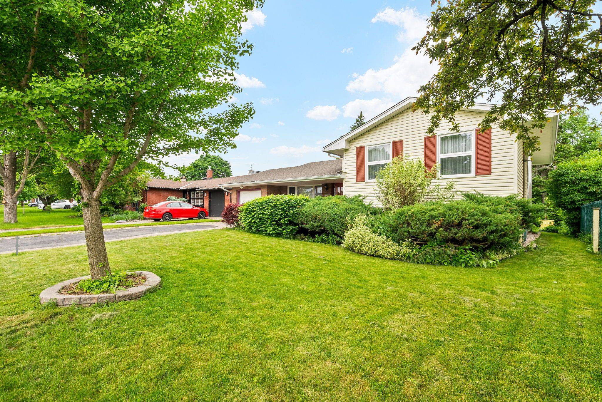 Beacon Hill North - South And Area, ON K1J 6L3,2143 Hubbard CRES