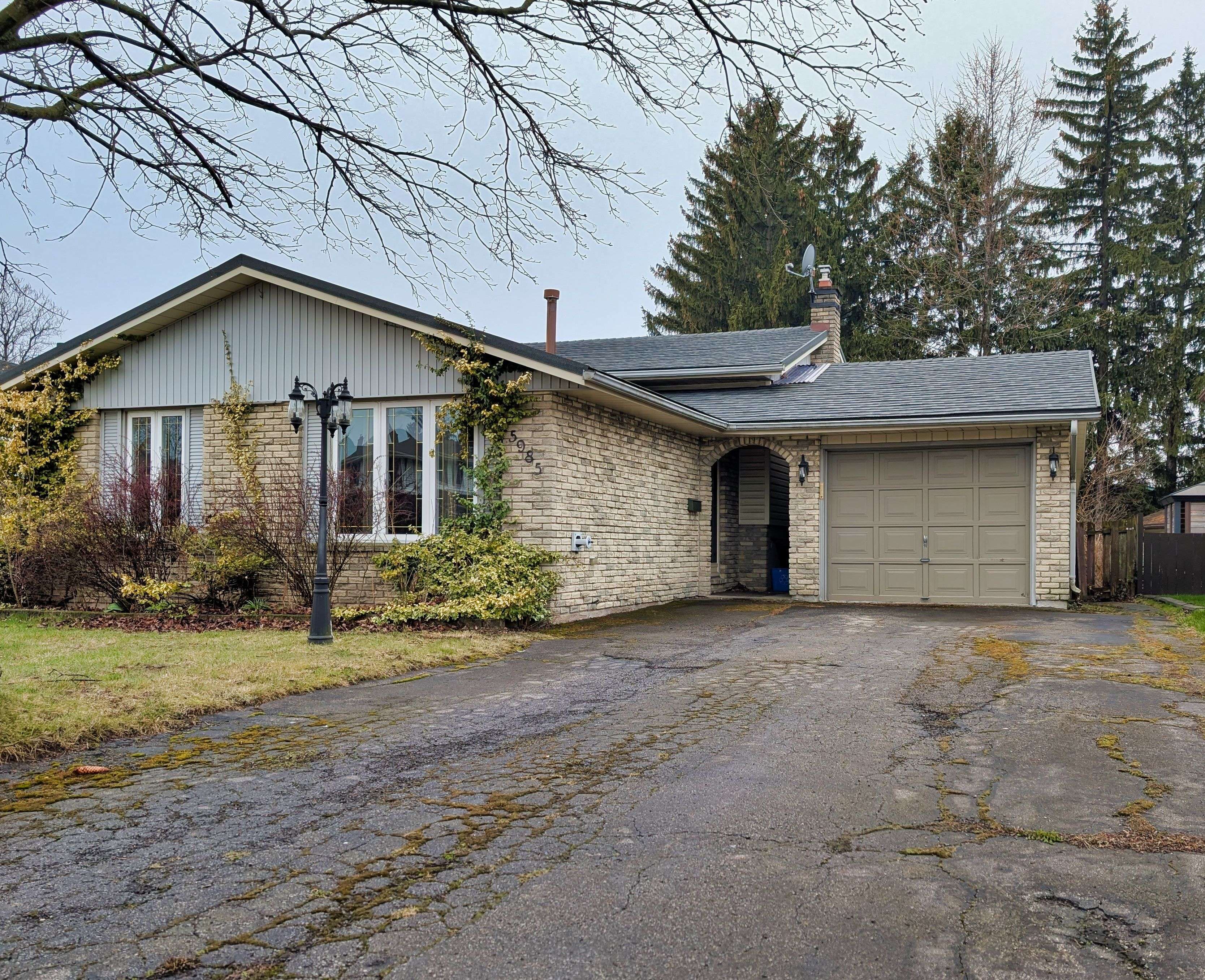 Niagara Falls, ON L2H 1V1,5985 BELAIRE AVE