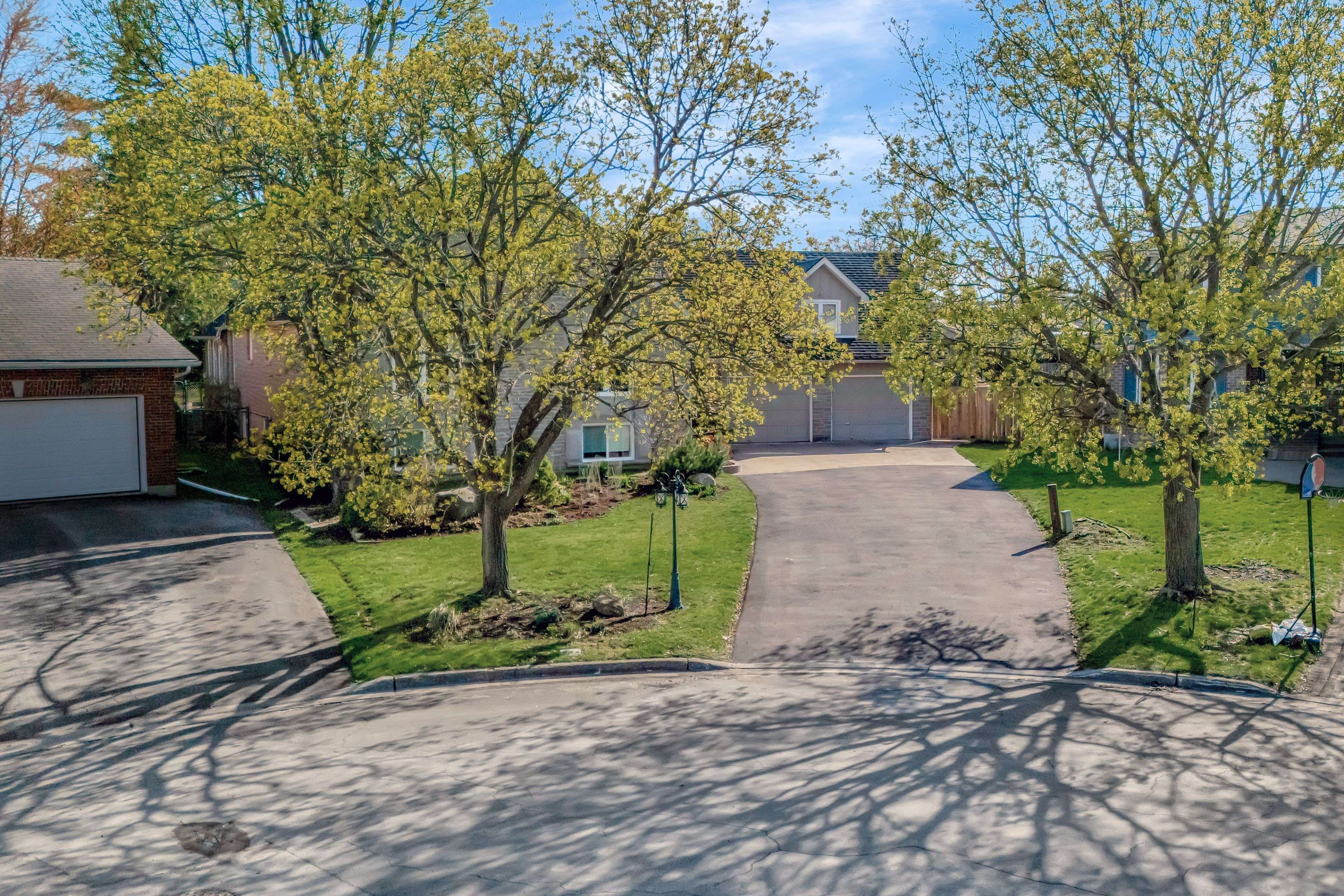 Belleville, ON K8P 5C3,14 Thompson CT