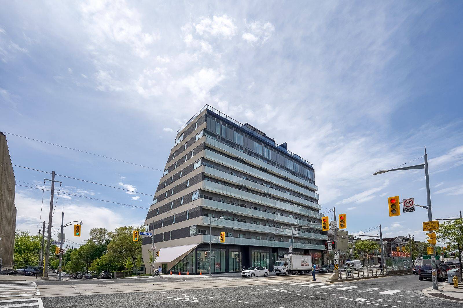 863 St. Clair AVE W #410, Toronto C02, ON M6C 0B2