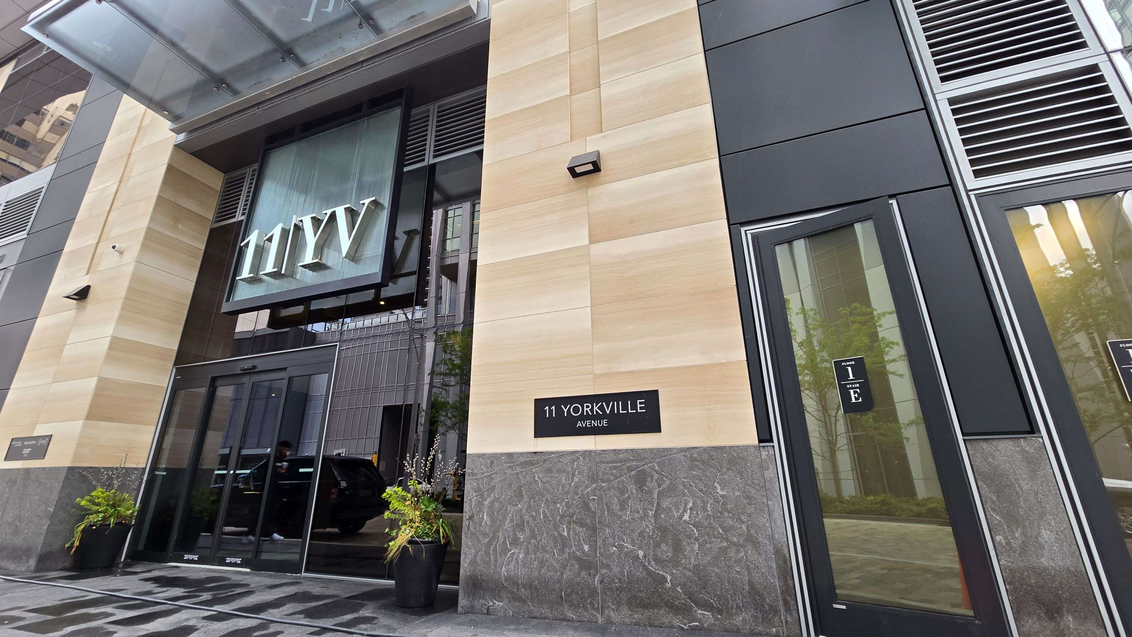 Toronto C02, ON M4W 4B7,11 Yorkville AVE #5201