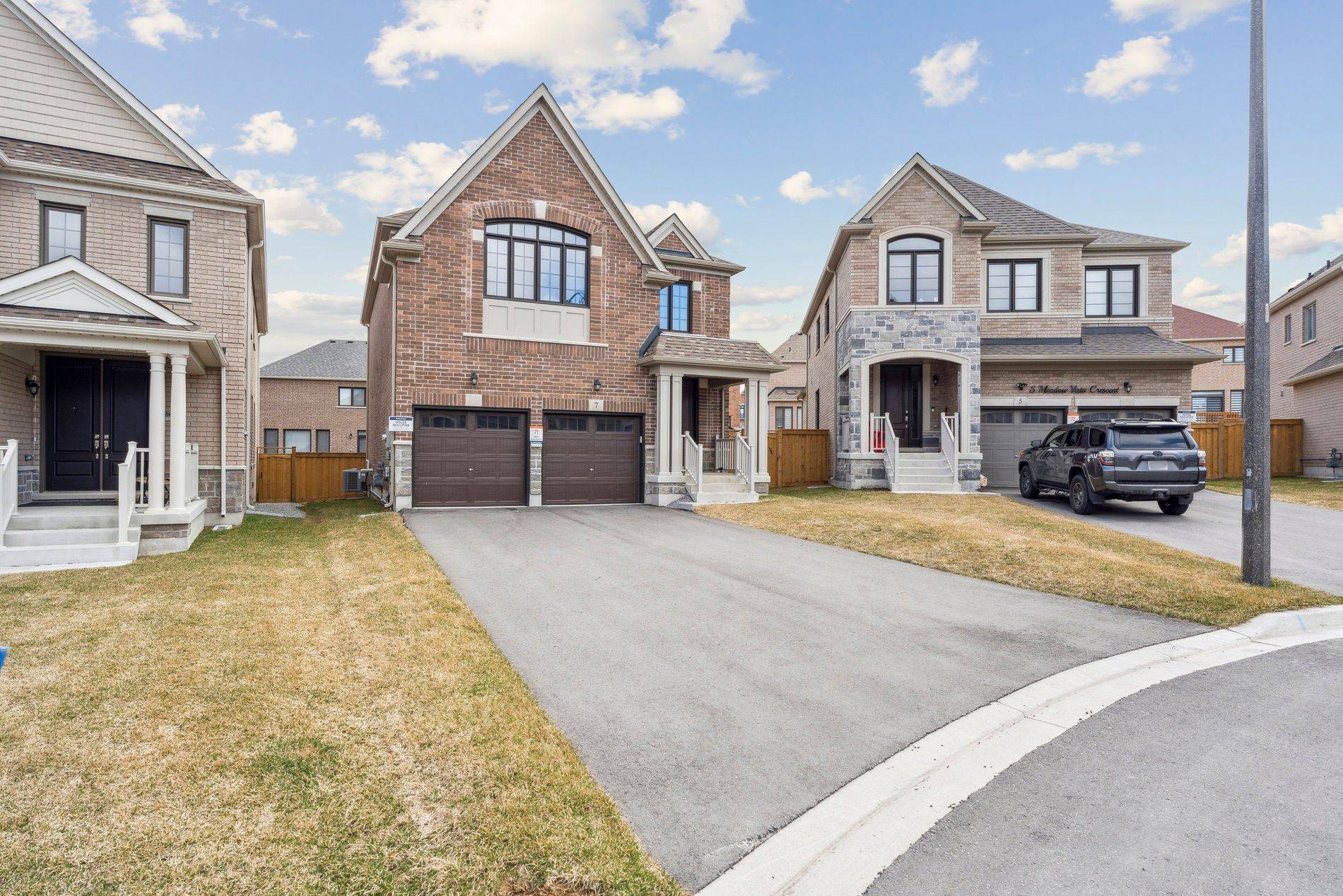 East Gwillimbury, ON L9N 0T4,7 Meadow Vista CRES