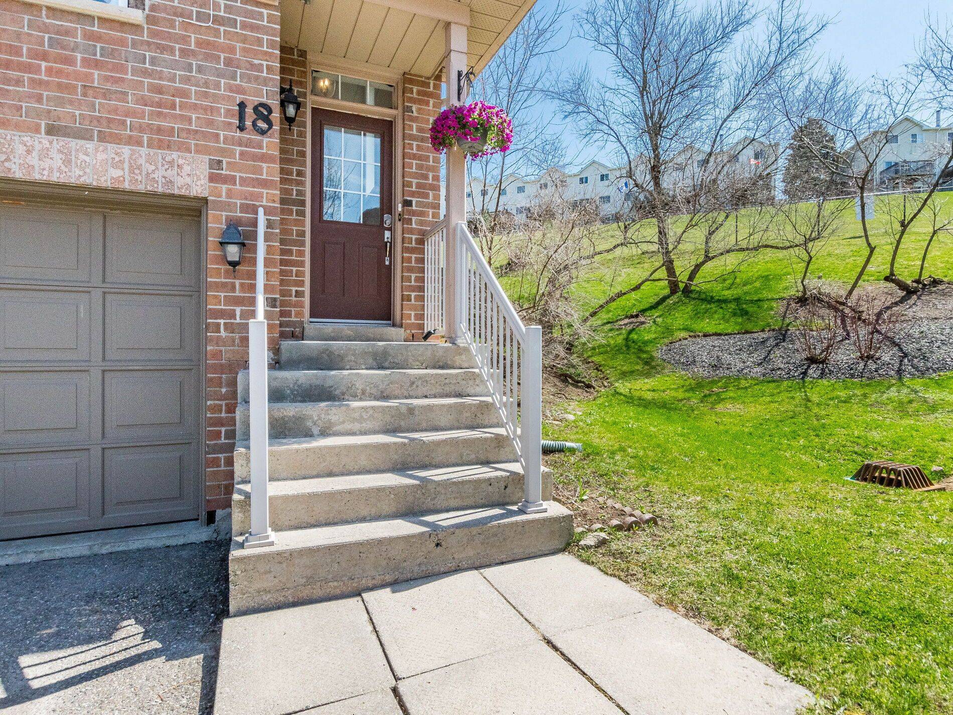 Halton Hills, ON L7G 6E9,18 Palomino TRL