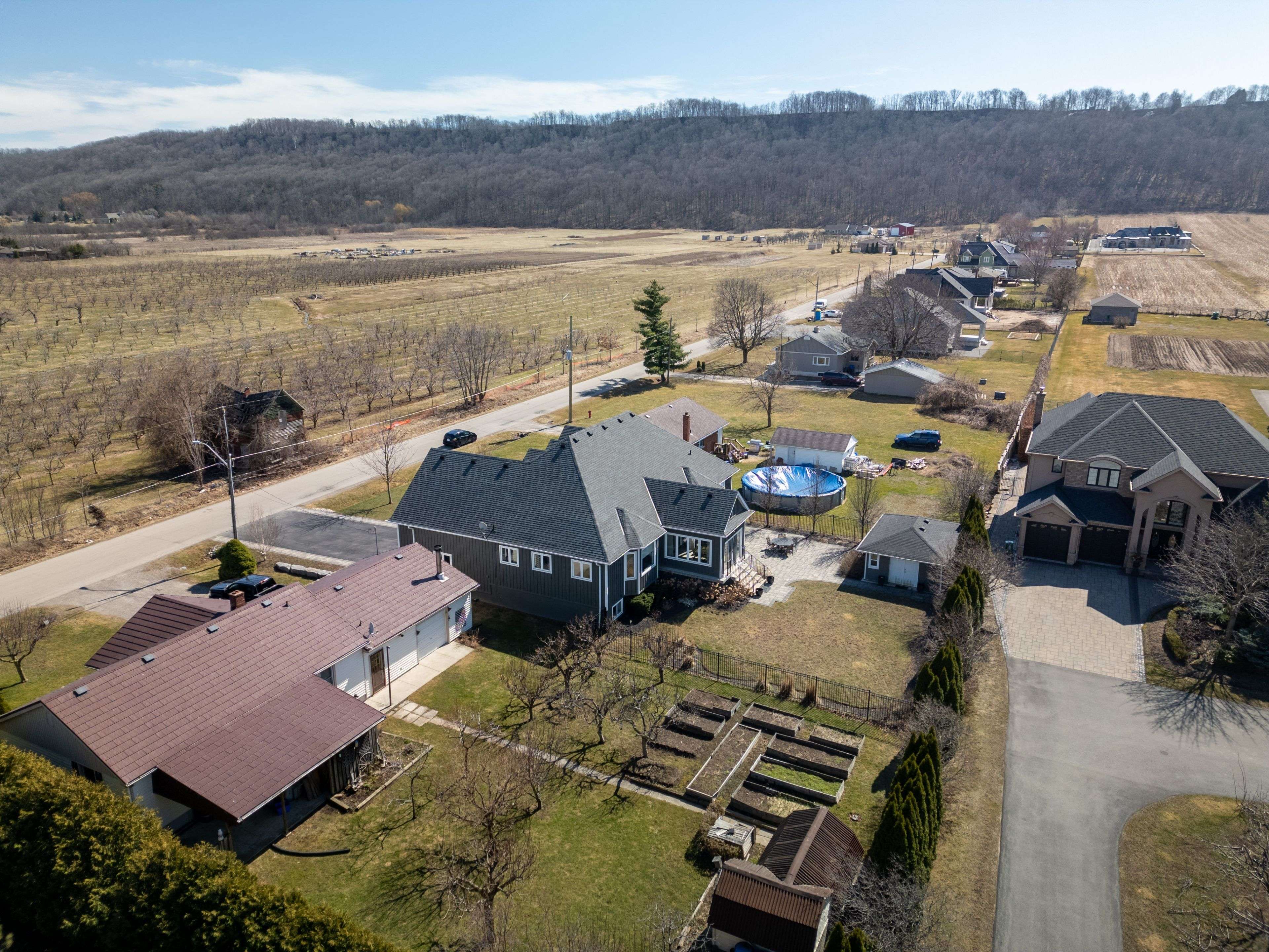Hamilton, ON L8E 5G7,211 Lewis RD