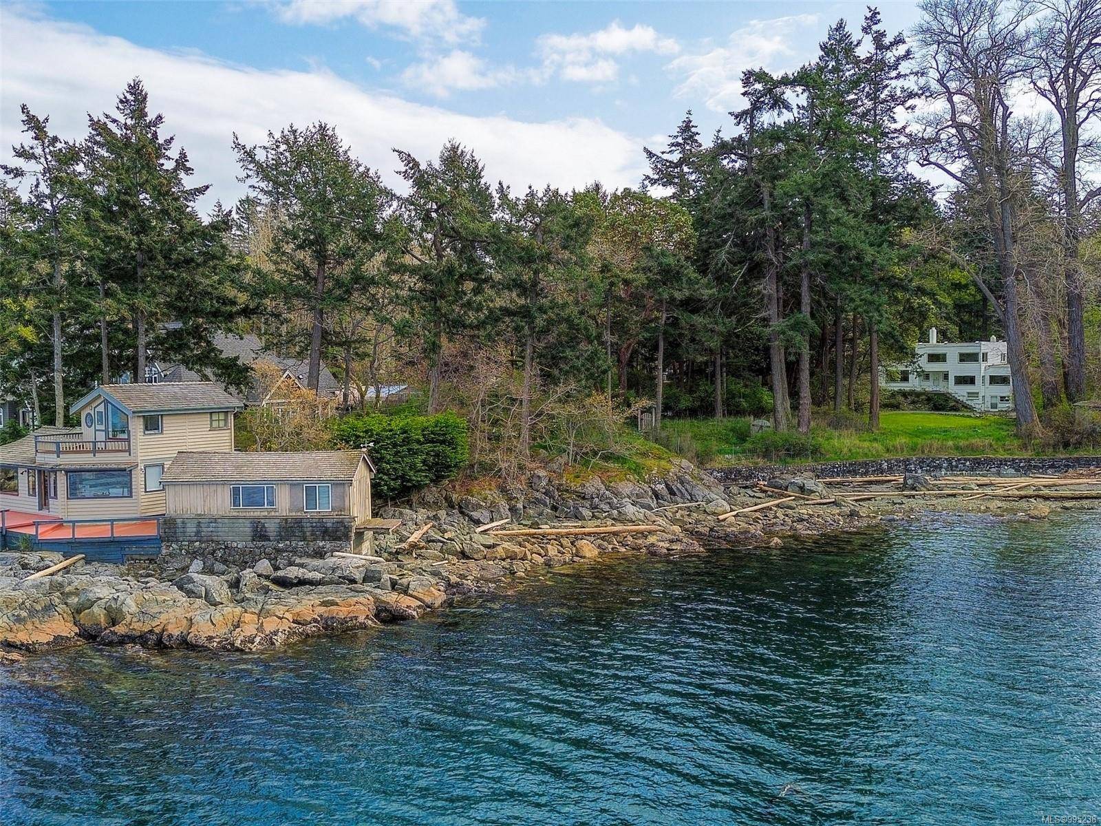 Saanich, BC V8N 1X5,2620 Queenswood Dr