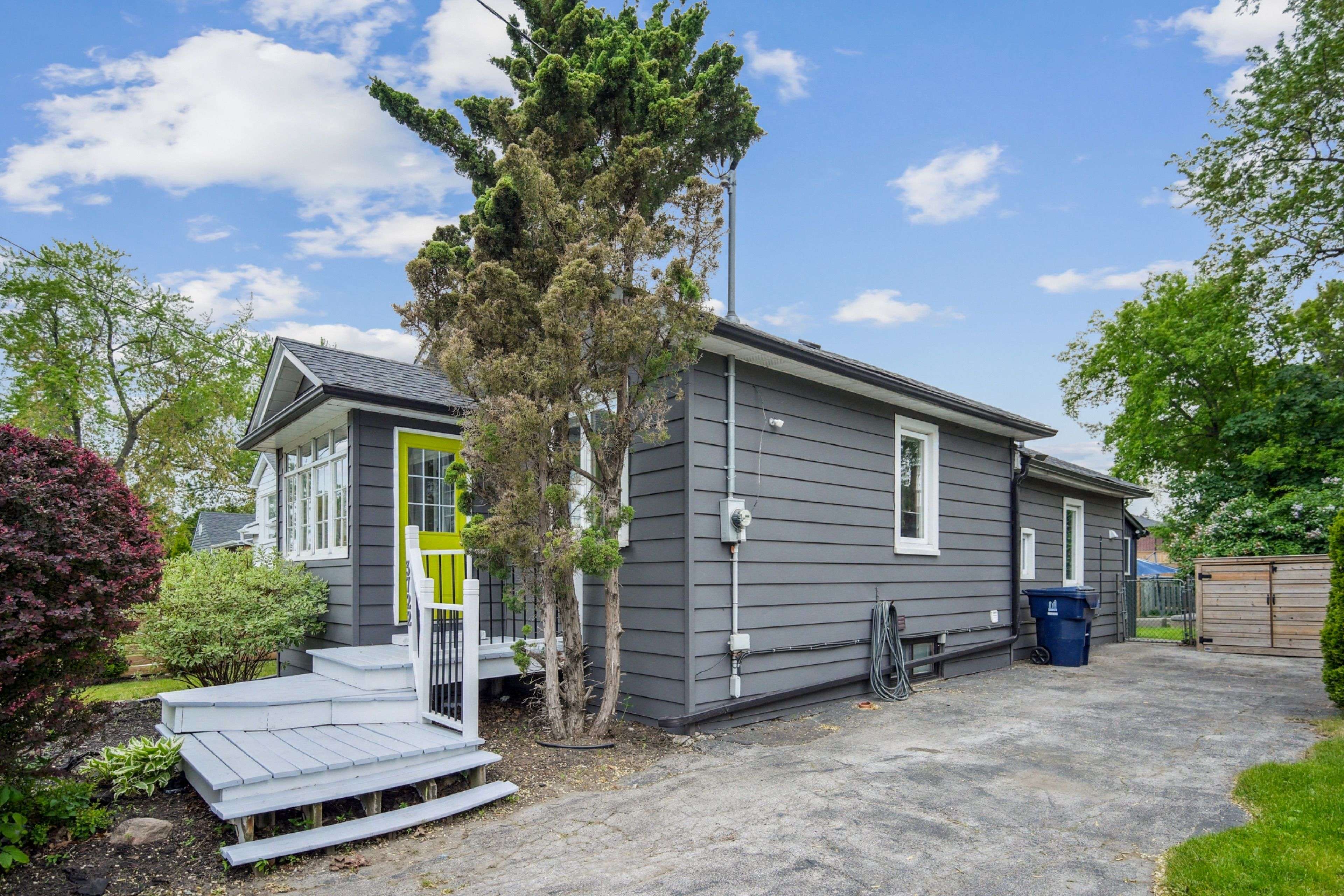 Toronto E08, ON M1M 1T6,3722 St. Clair AVE E