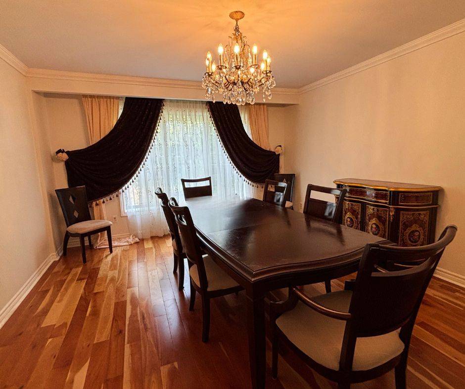 Richmond Hill, ON L4C 6Y9,82 Windermere CRES S