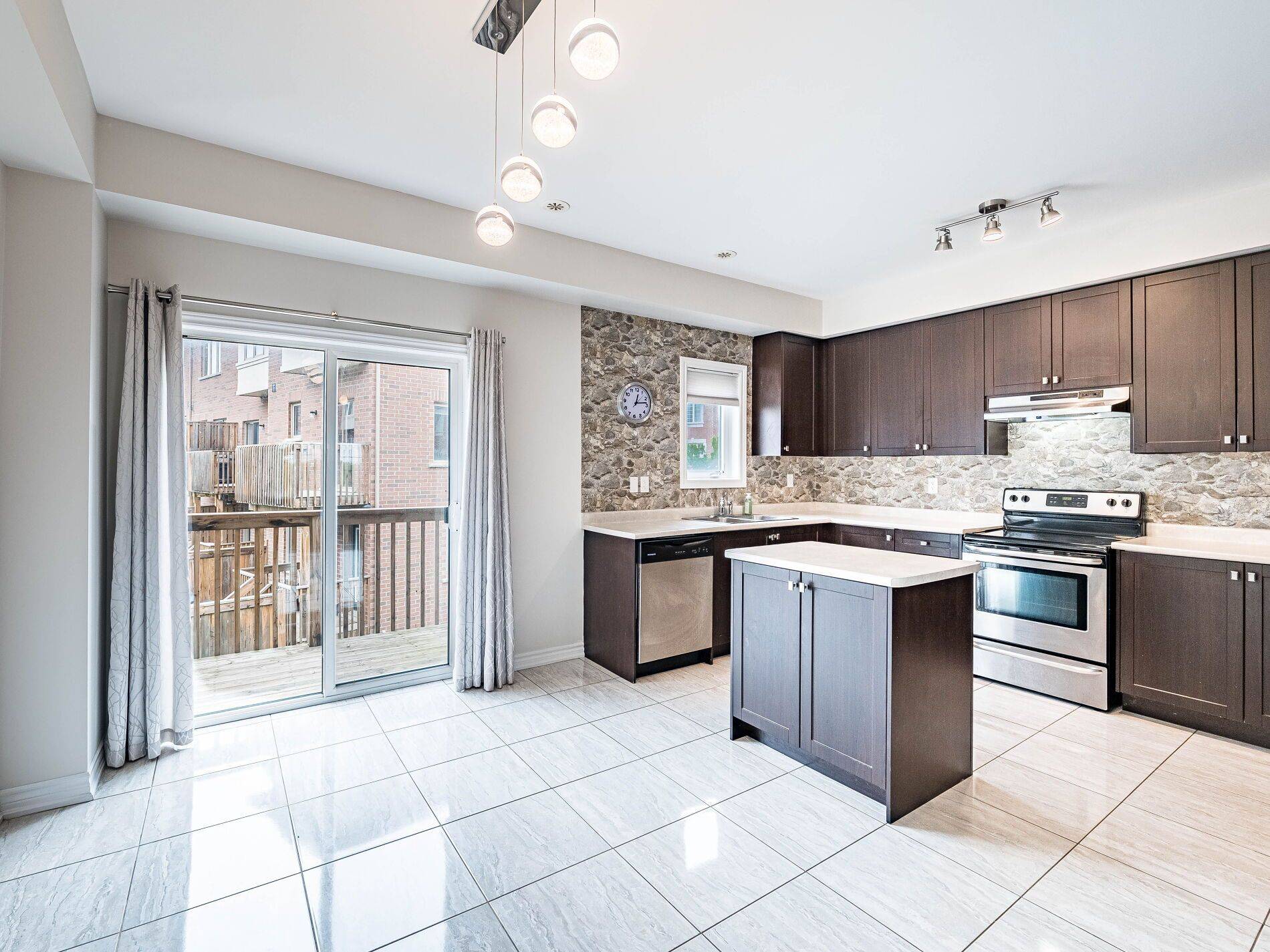 Brampton, ON L6Y 6E4,37 Aspen Hills RD #54