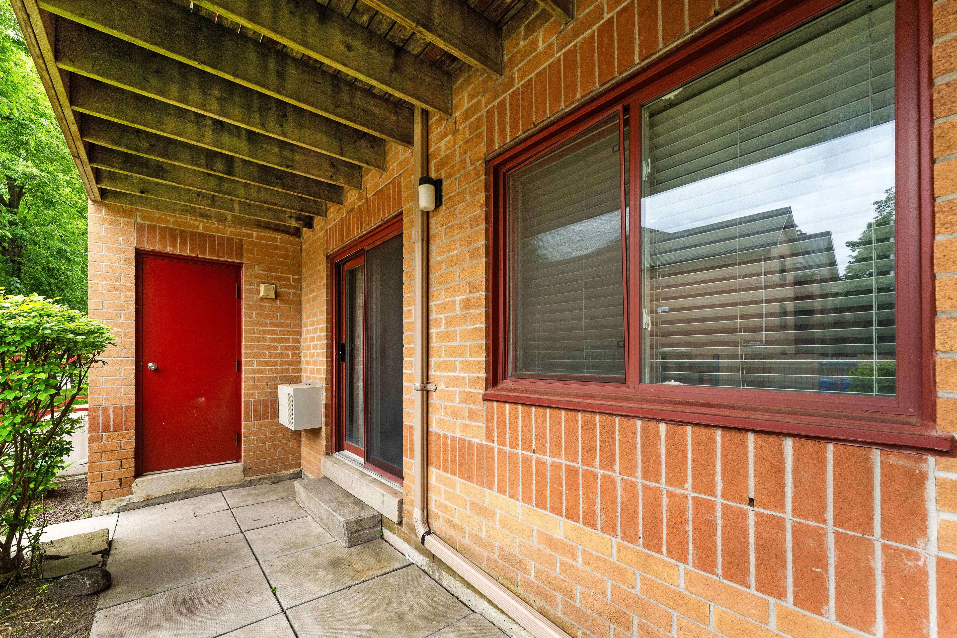 Oakville, ON L6M 3G8,1492 Pilgrams WAY #1112