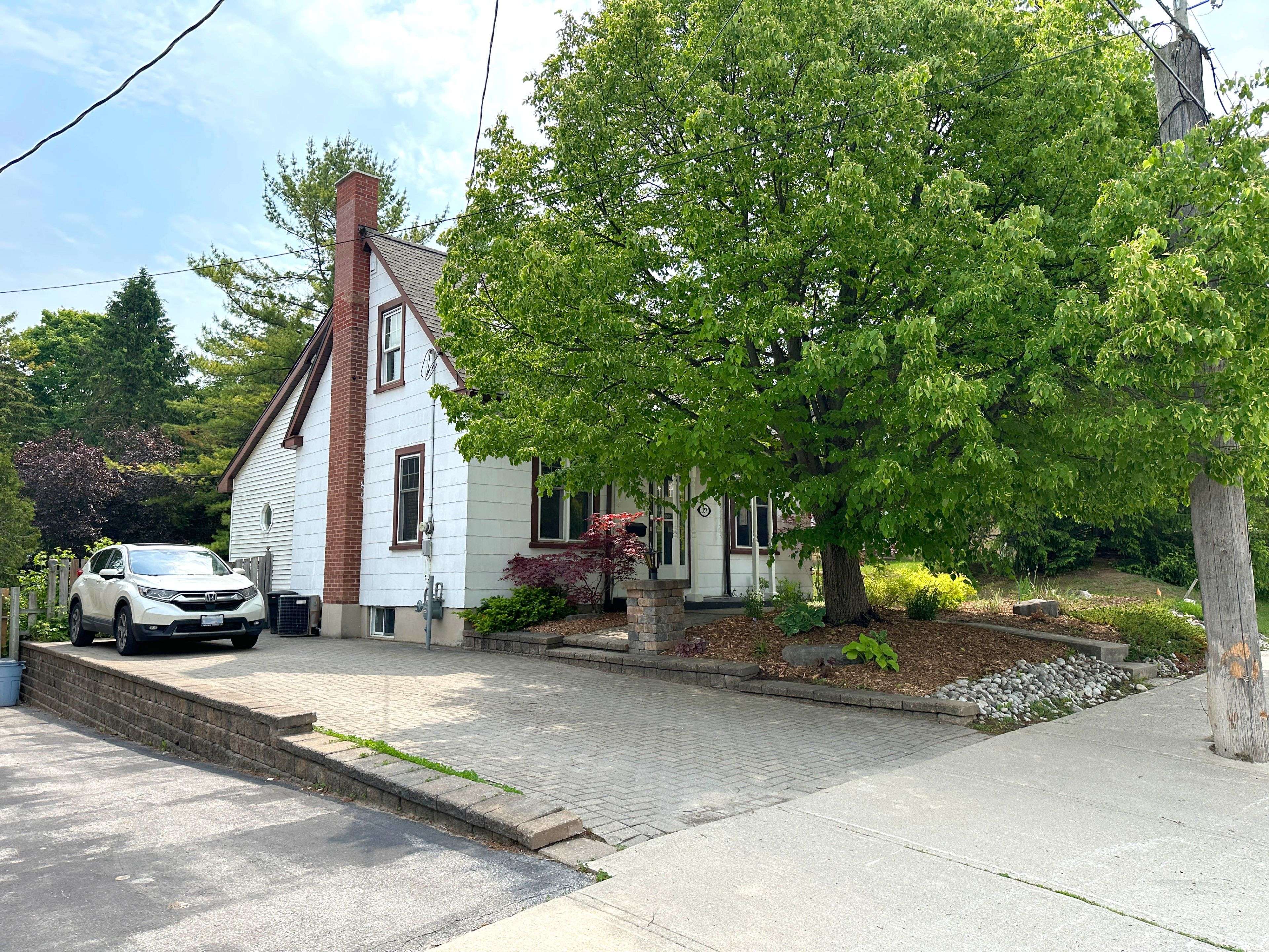 Hanover, ON N4N 2N4,357 10th AVE
