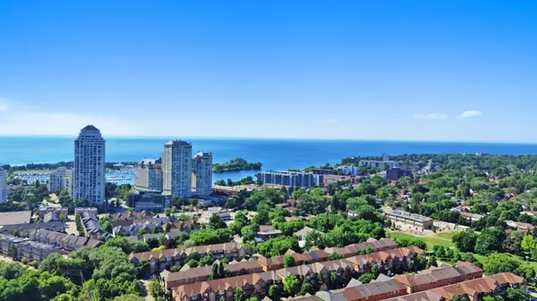 Toronto W06, ON M8Y 4G9,251 Manitoba ST #TH-113