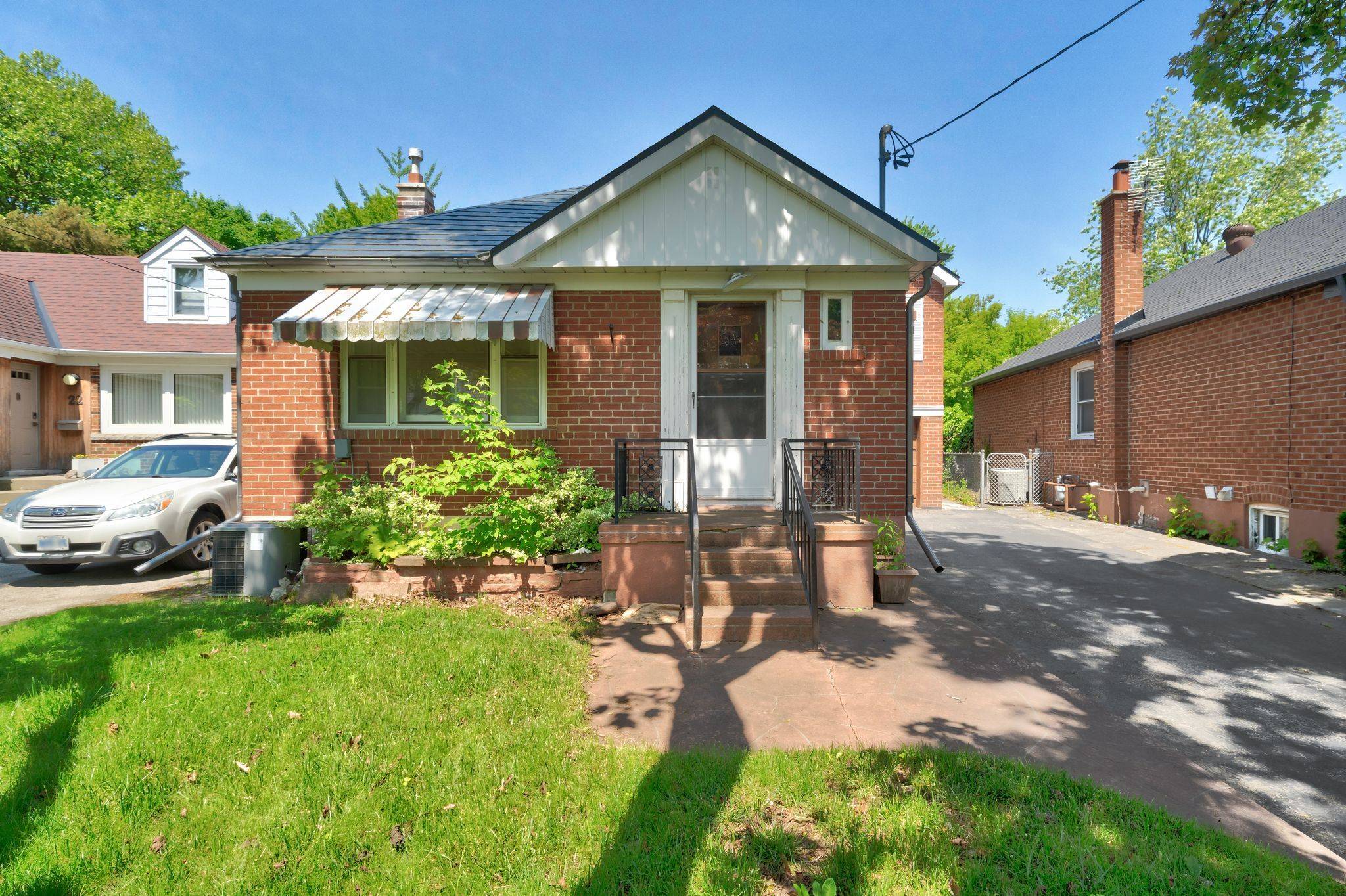 Toronto W06, ON M8W 3Z7,20 Westleigh CRES
