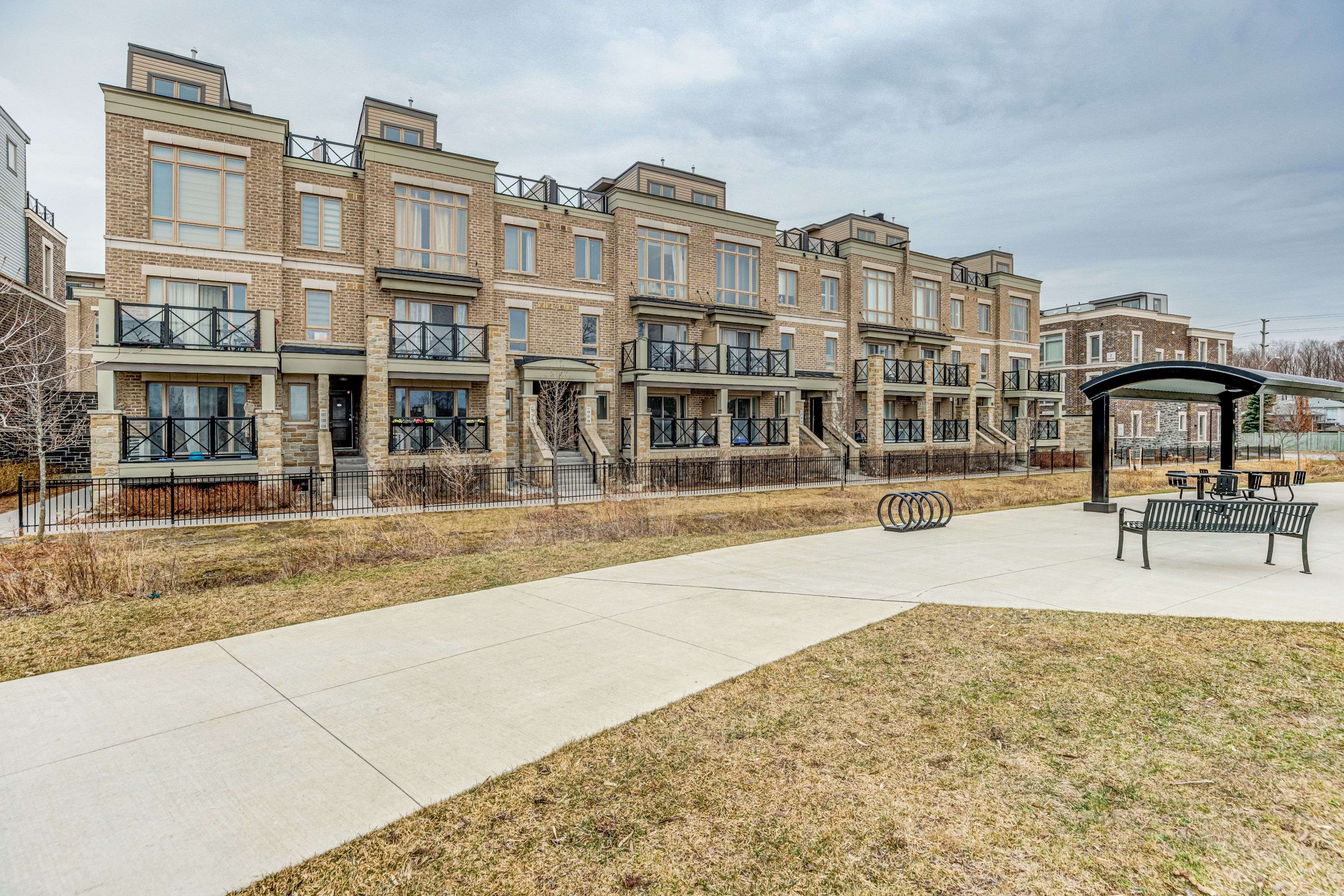 Markham, ON L6B 1N3,10 Dunsheath WAY #220