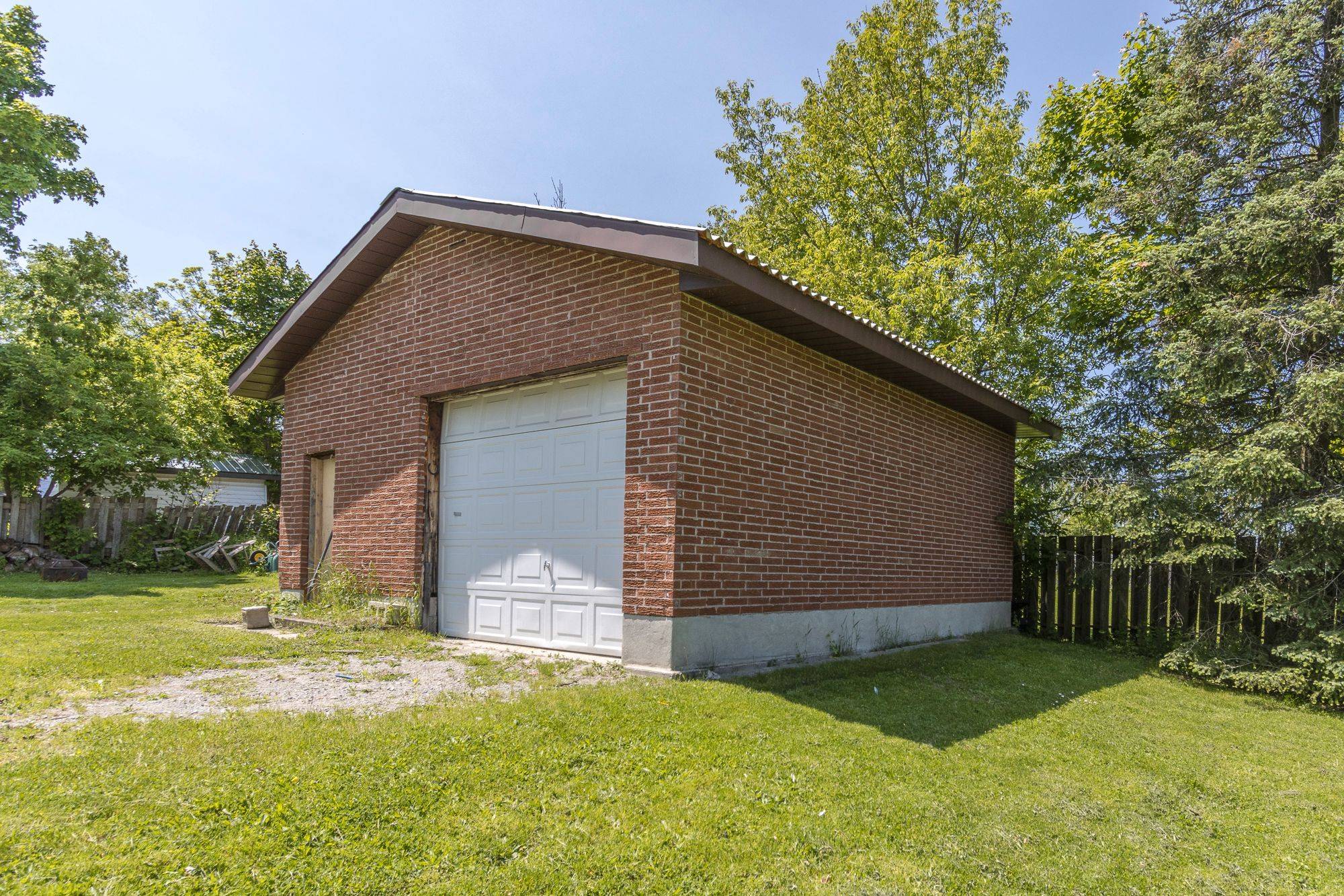 Midland, ON L4R 1N1,242 Barnett AVE