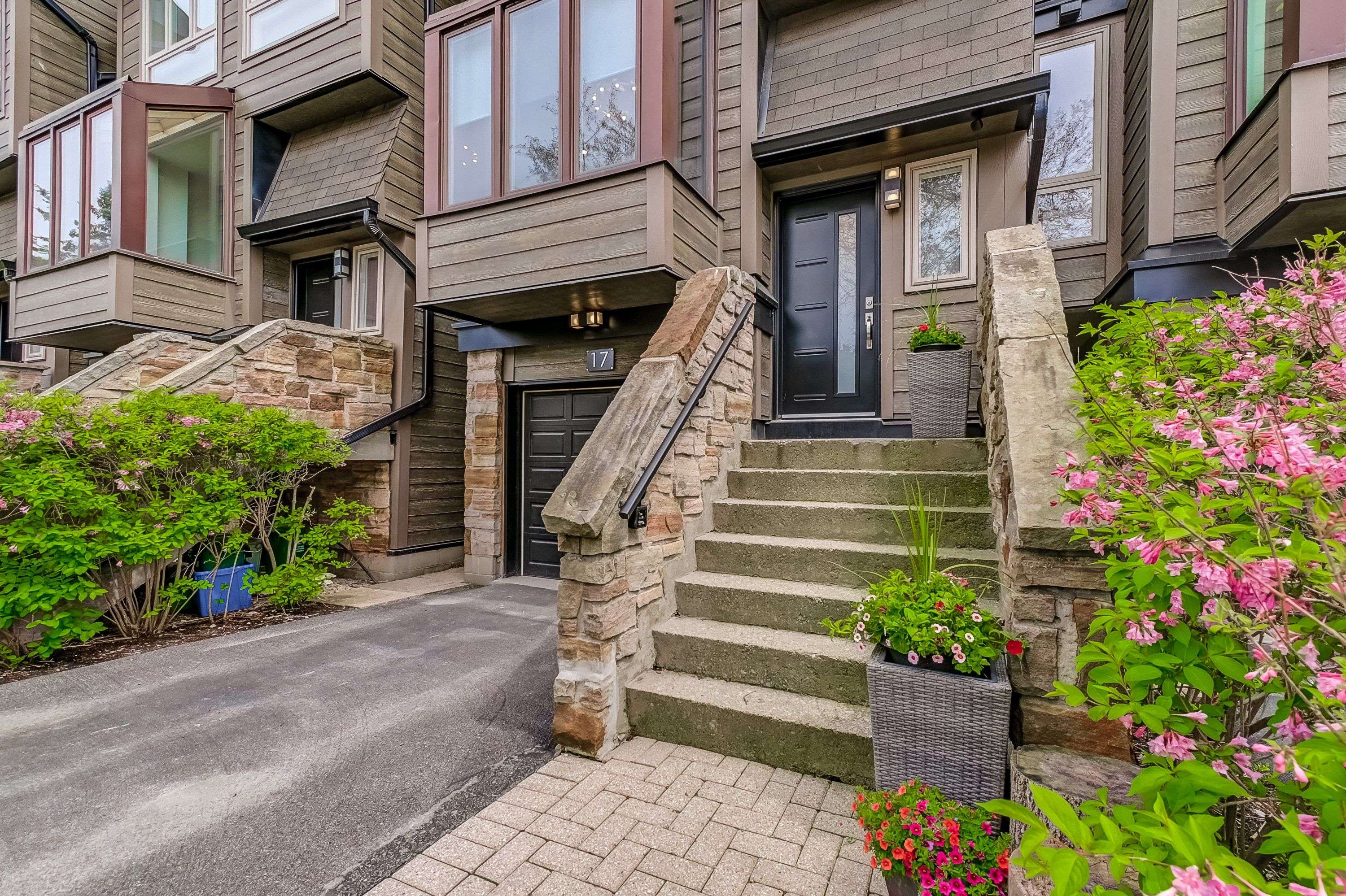 Oakville, ON L6H 2B5,1120 Queens AVE #17