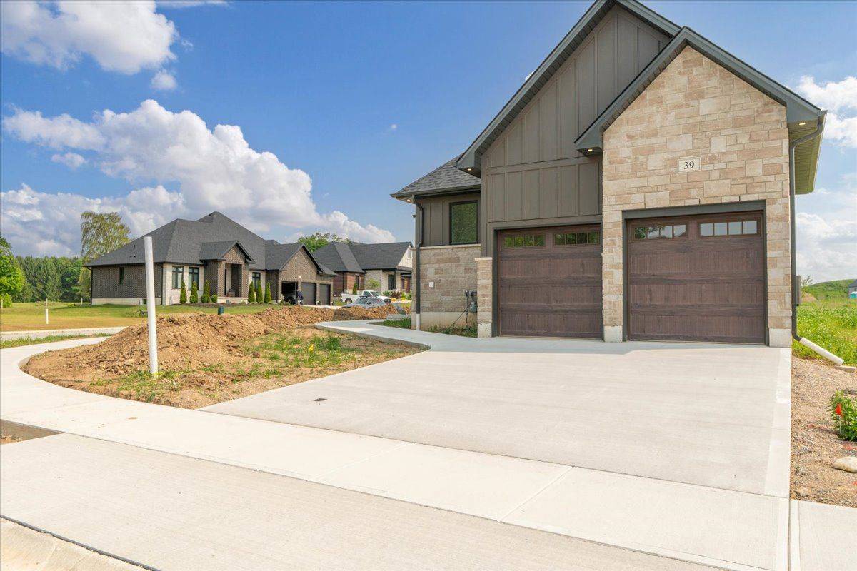 Lambton Shores, ON N0M 1B0,39 EAST GLEN DR