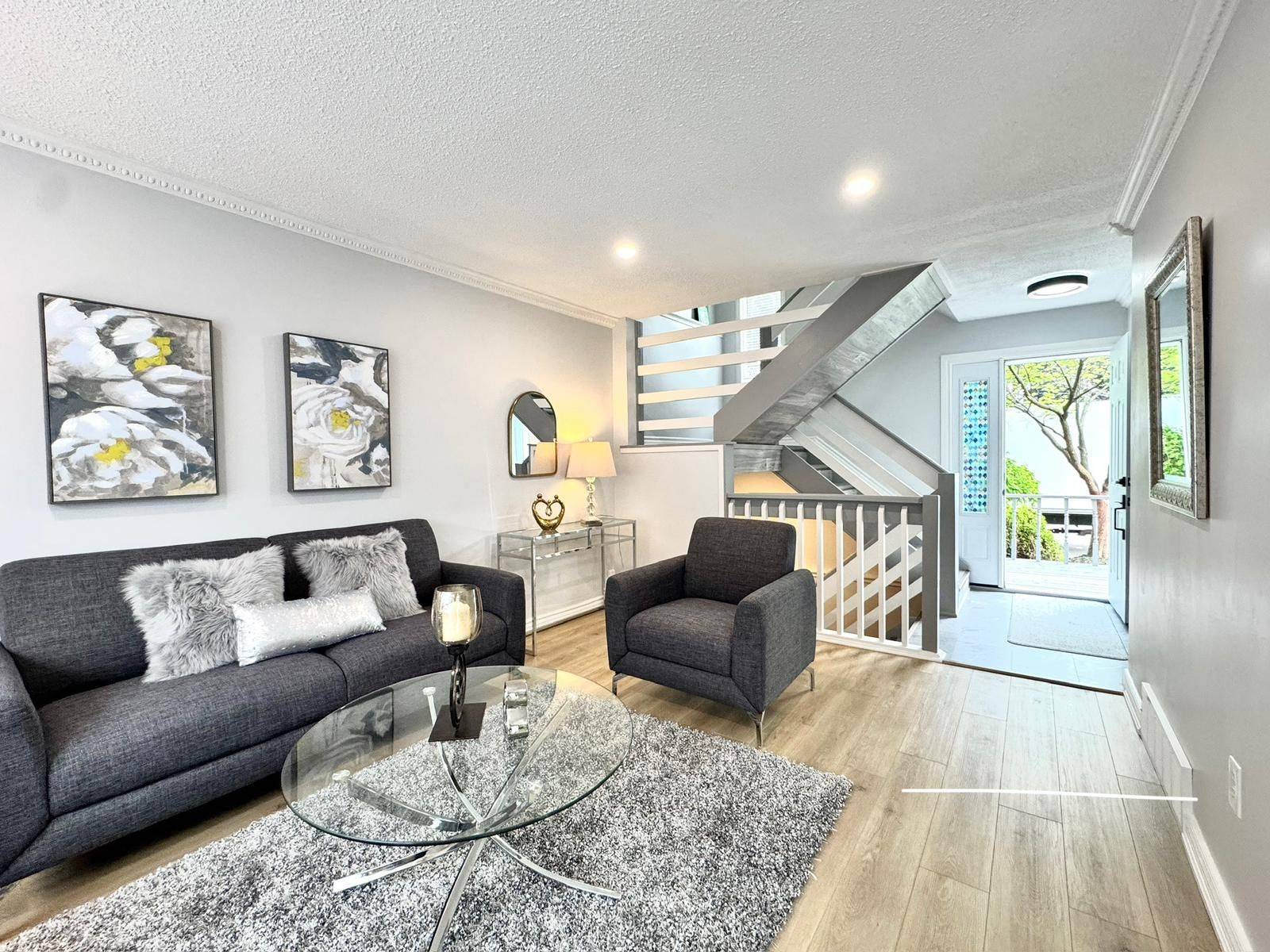 Hamilton, ON L8T 4X2,77 Bixby CRES