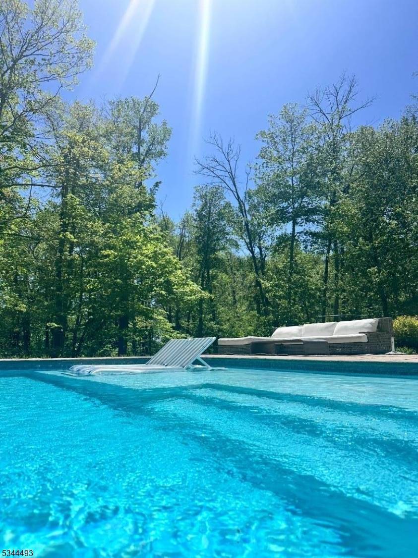 Mendham Boro, NJ 07945,146 Mountainside Rd