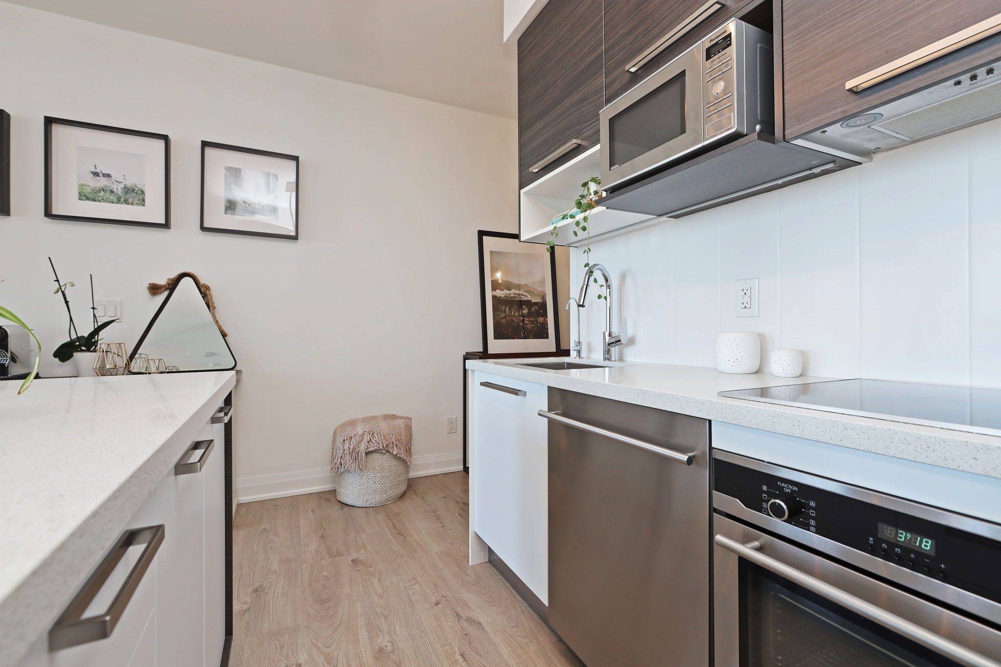 Toronto W06, ON M8V 0E5,36 Park Lawn RD #810