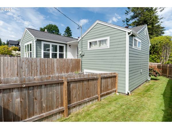 Astoria, OR 97103,1858 5TH ST