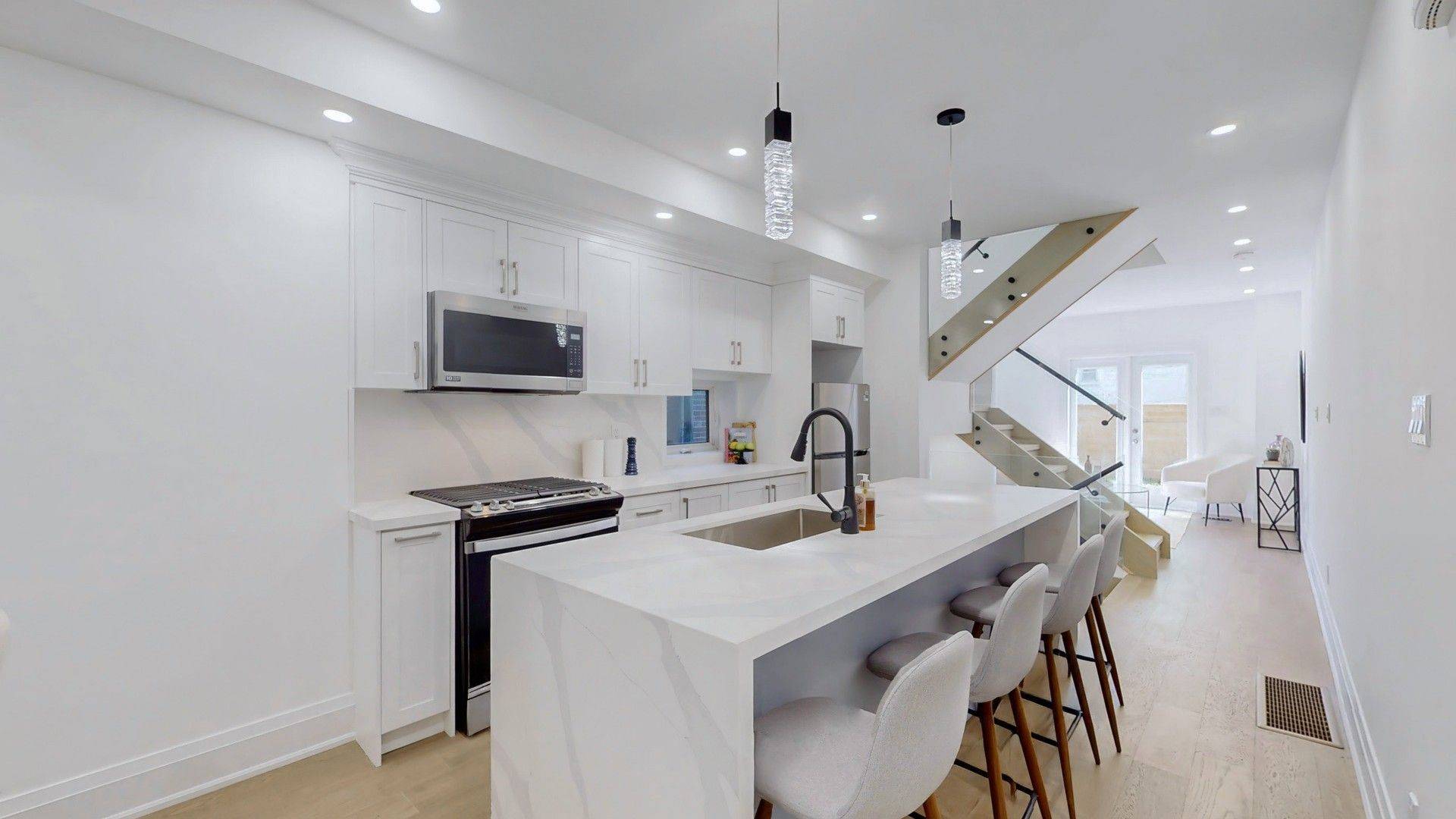 Toronto C02, ON M6G 2W5,755 Manning AVE