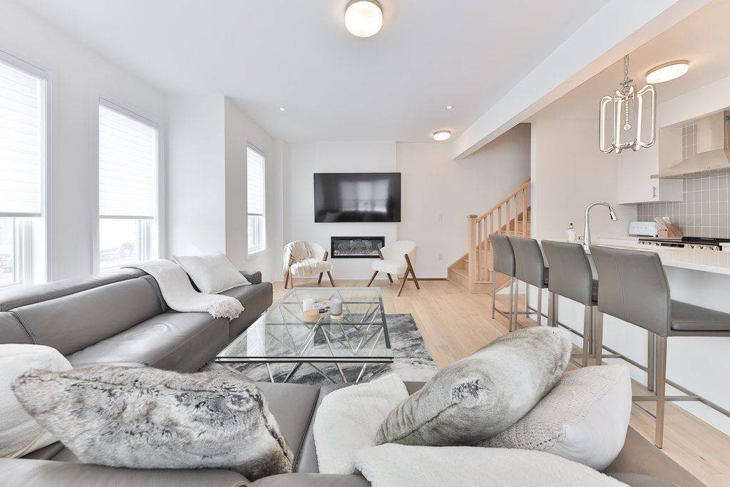 Oakville, ON L6M 0W8,9 Crown Gate