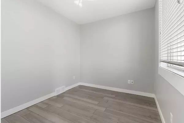 Chestermere, AB T1X0Z5,111 Rainbow Falls Gate #35