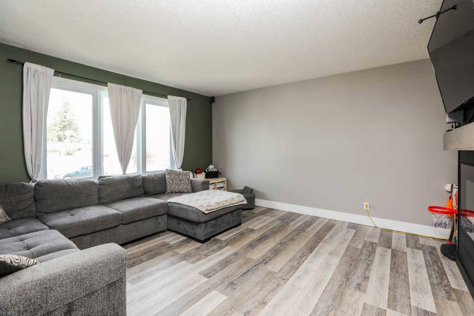 Lethbridge, AB T1K 3H5,1809 Lakepoint RD South