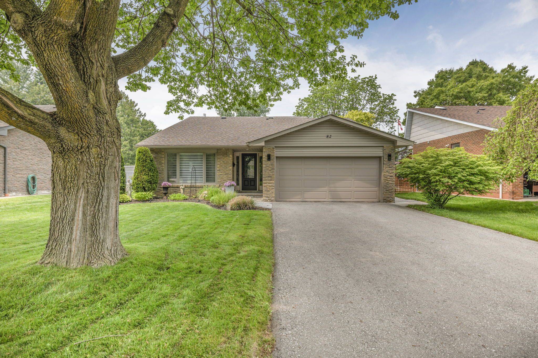 Aurora, ON L4G 2H4,82 Fairway DR
