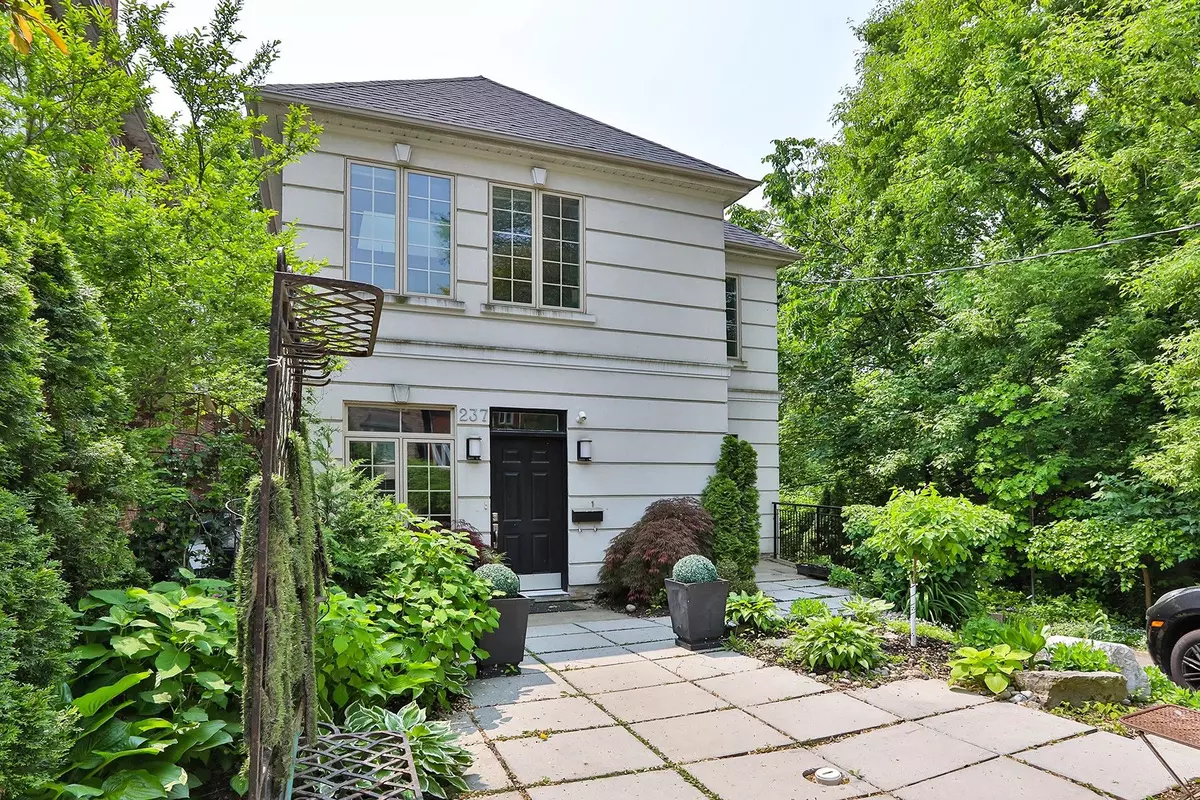 Toronto C04, ON M5M 1G9,237 Douglas AVE #2
