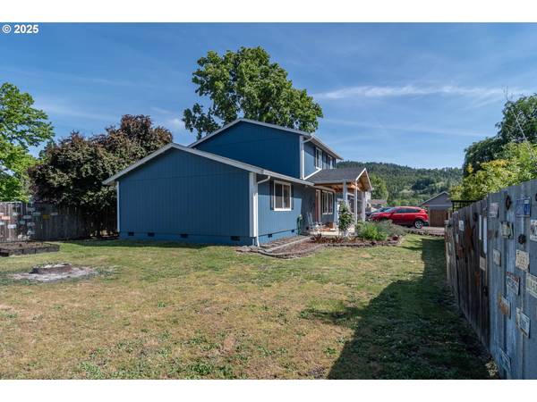 Roseburg, OR 97470,207 NE FLAGG ST