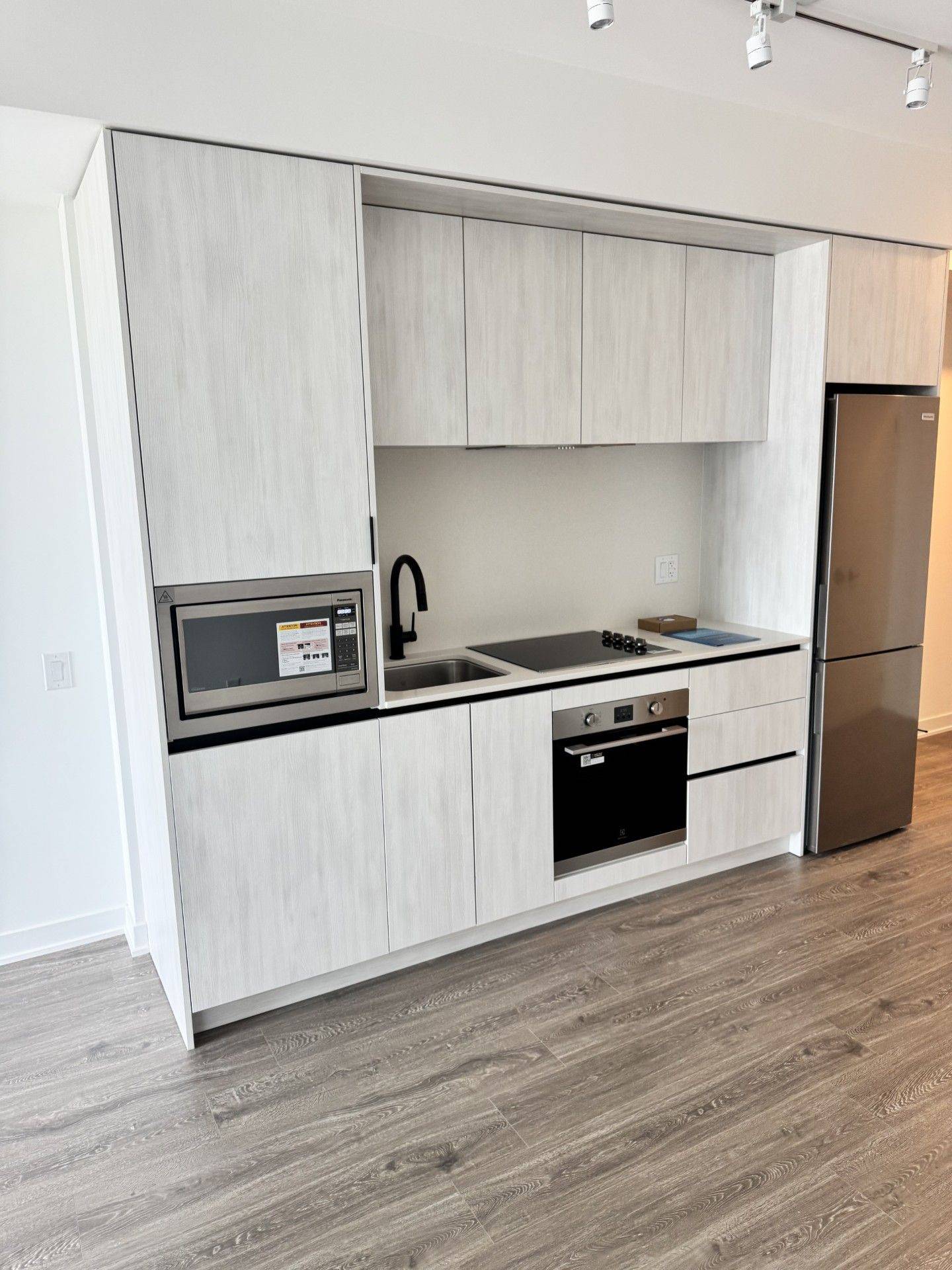 Mississauga, ON L5M 2T2,2495 Eglinton AVE N #416